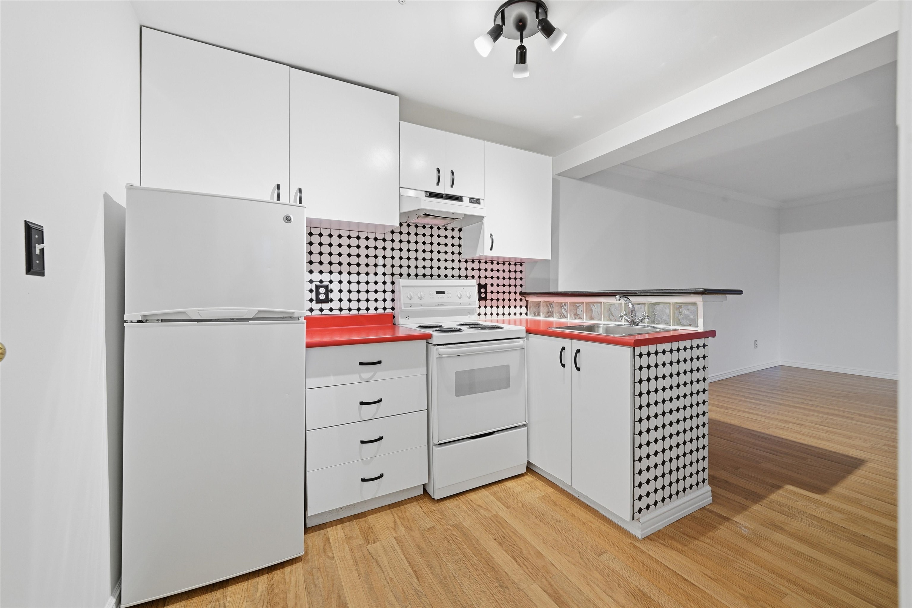 107 1940 BARCLAY STREET Unit: 107