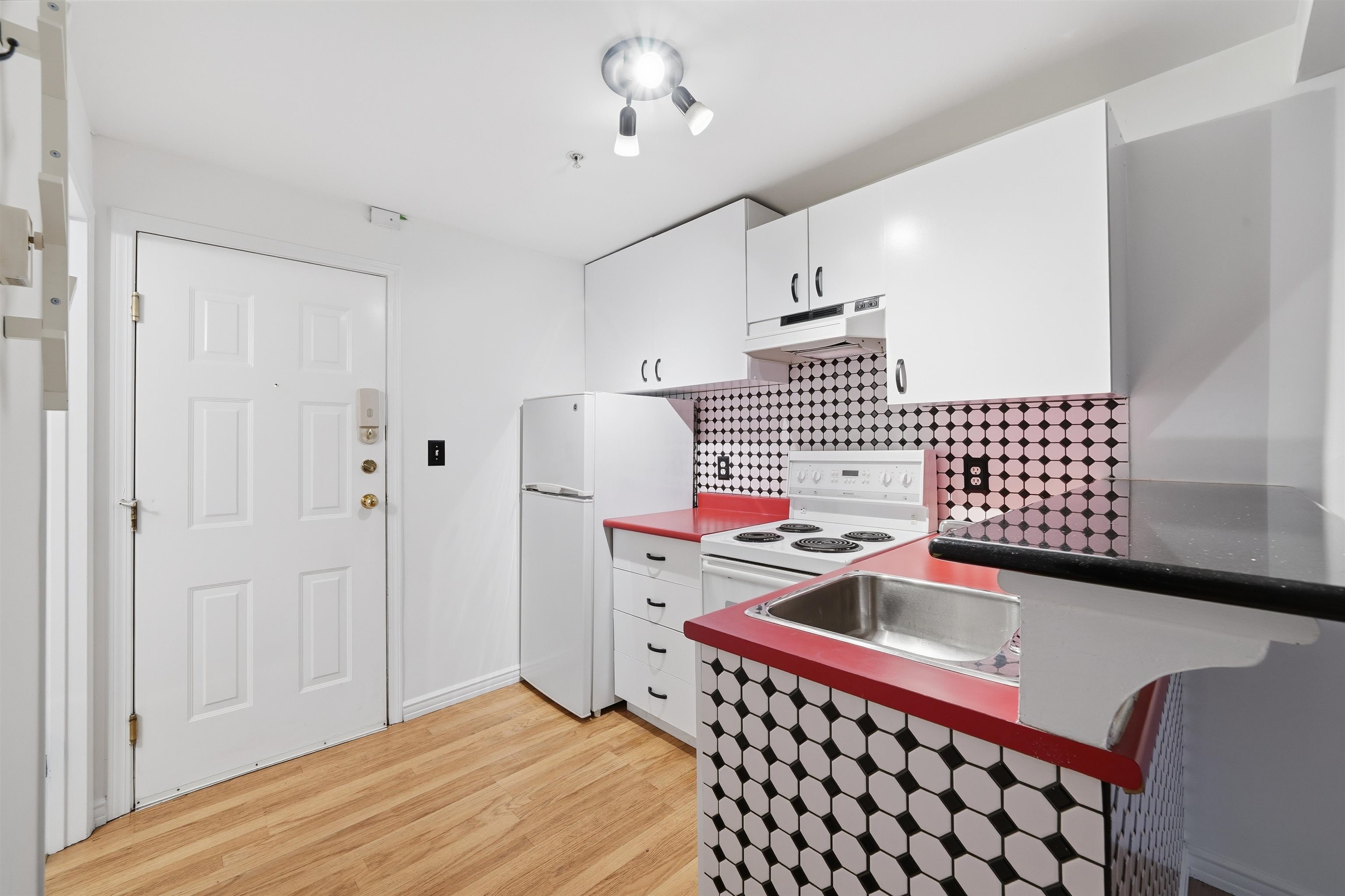 107 1940 BARCLAY STREET Unit: 107