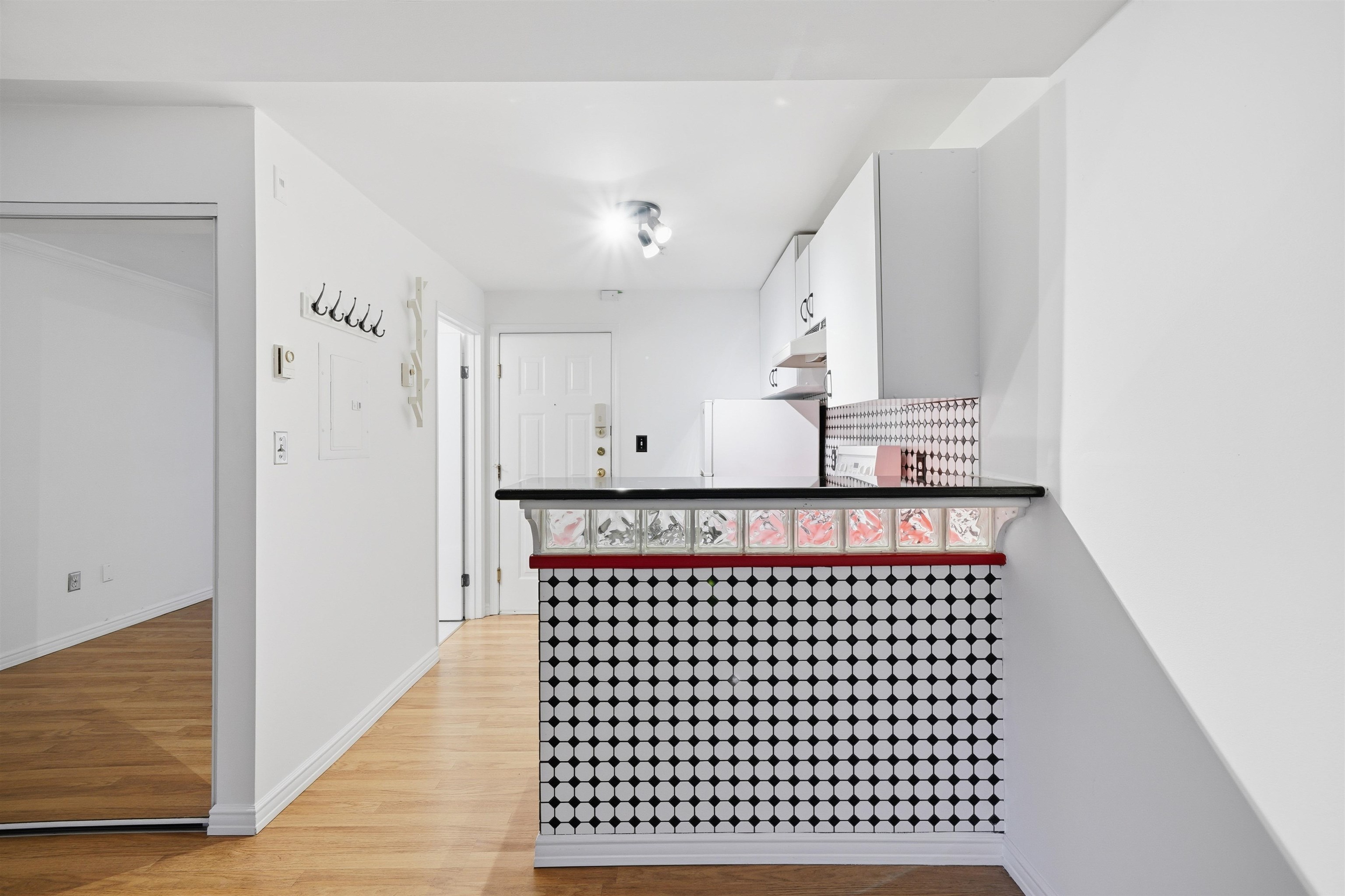 107 1940 BARCLAY STREET Unit: 107