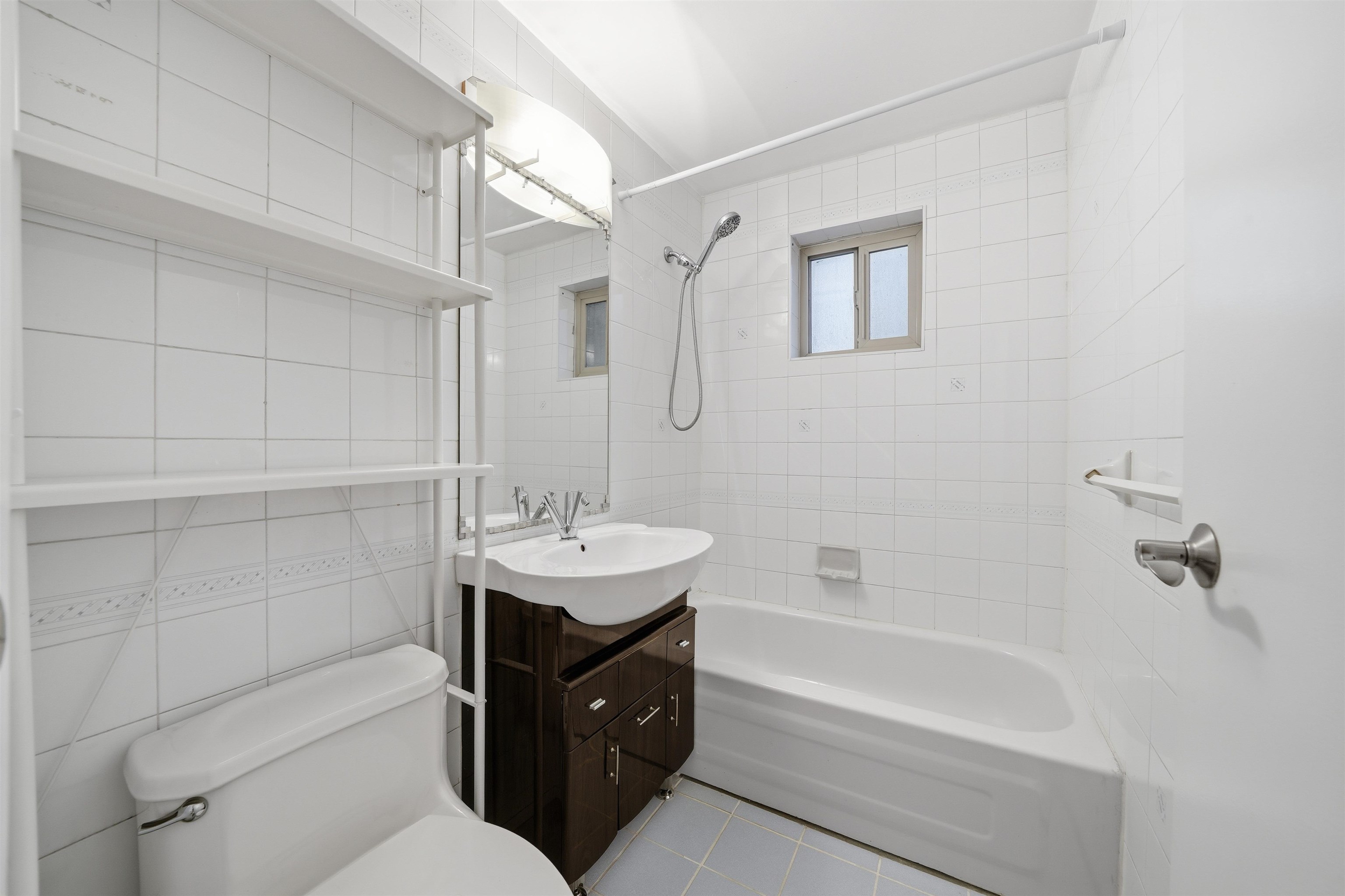 107 1940 BARCLAY STREET Unit: 107