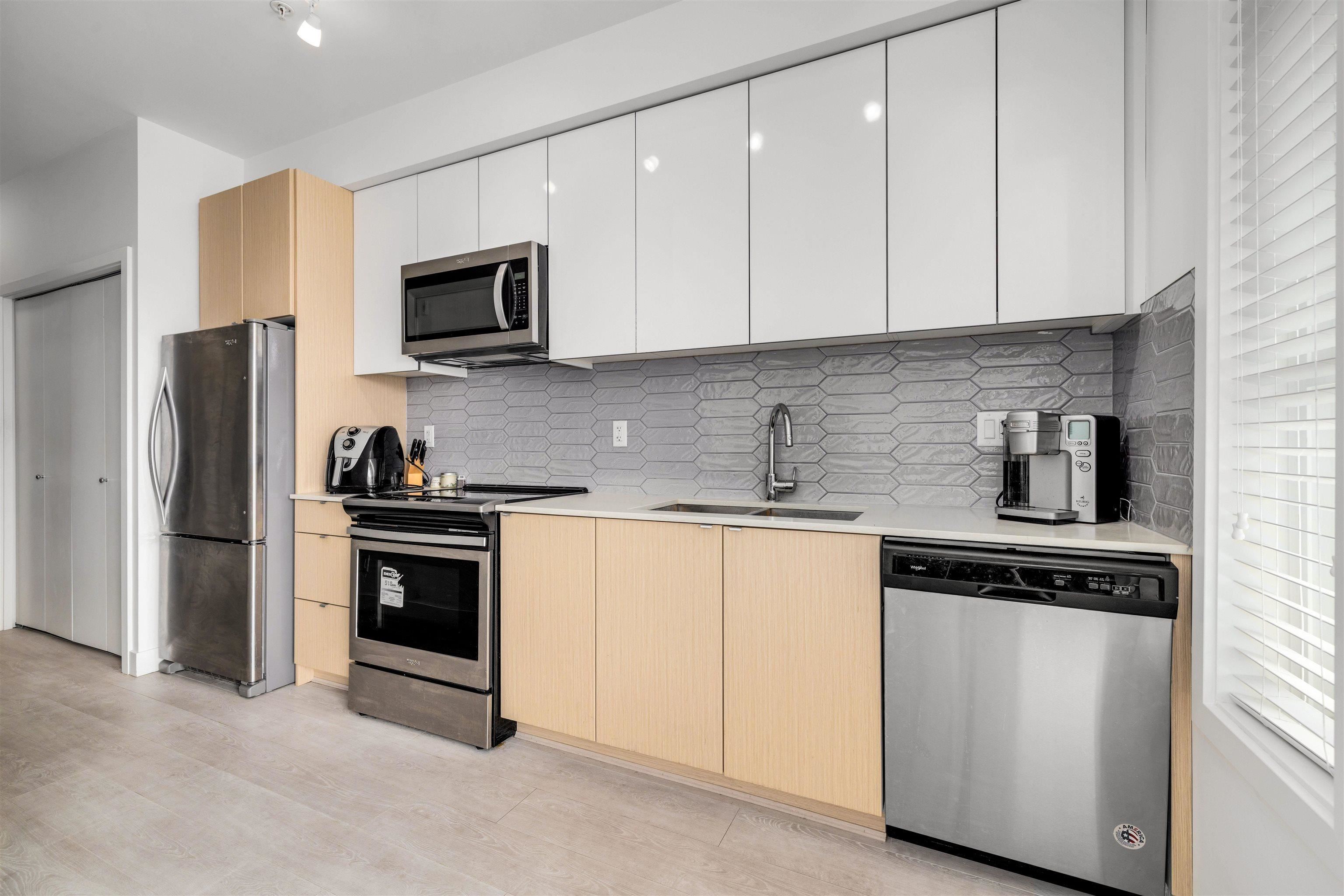 3033 19567 64TH AVENUE Unit: 3033