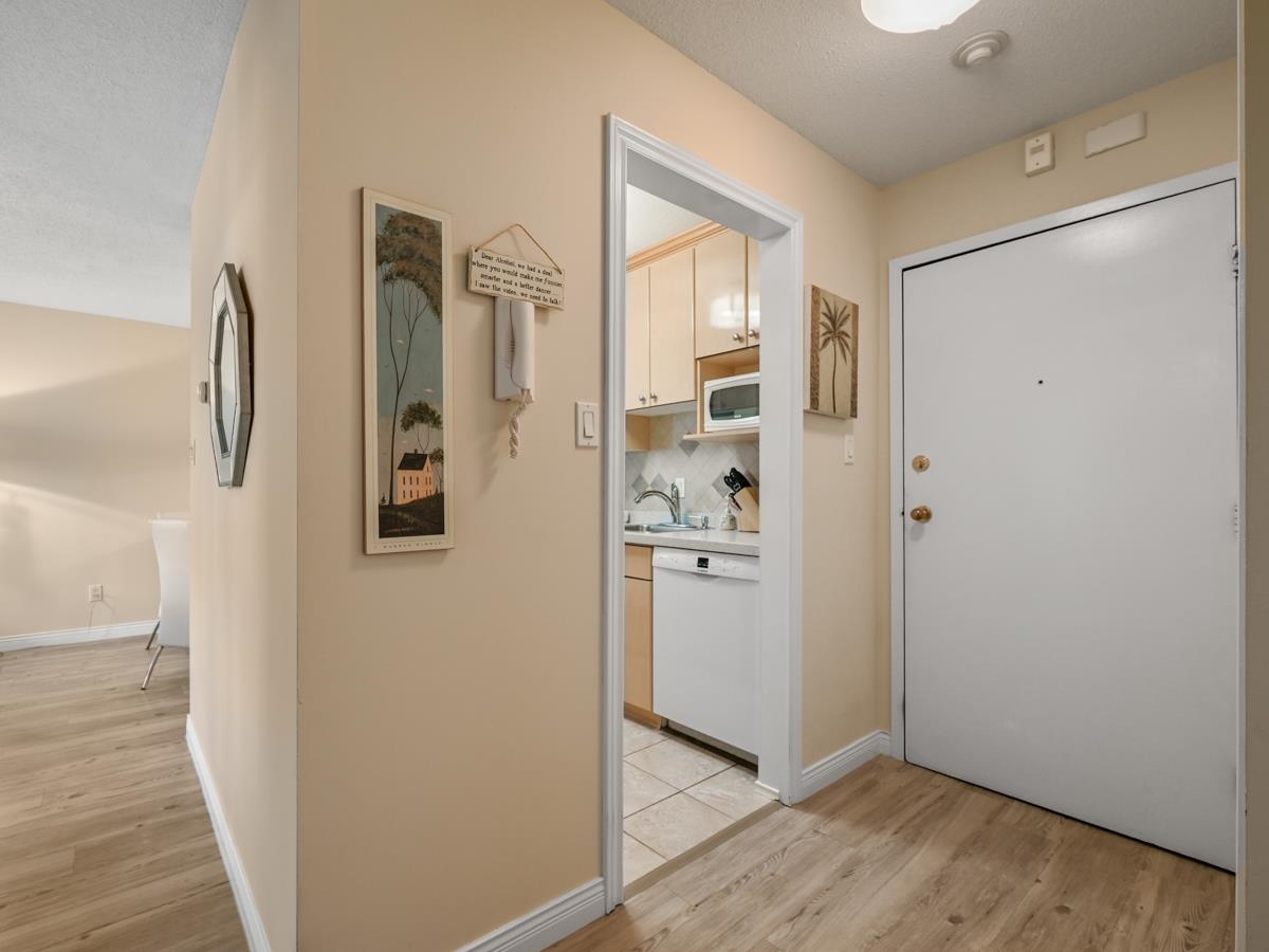 205 307 W 2ND STREET Unit: 205