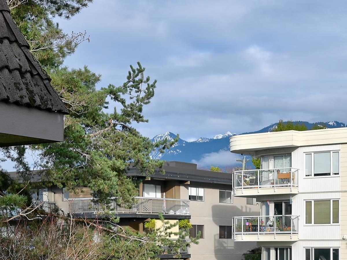 205 307 W 2ND STREET Unit: 205