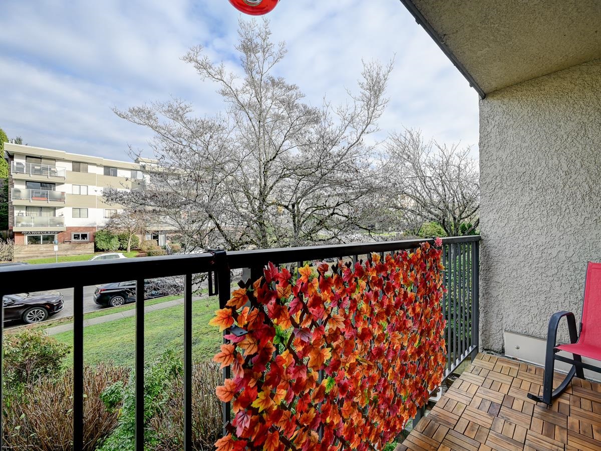 205 307 W 2ND STREET Unit: 205