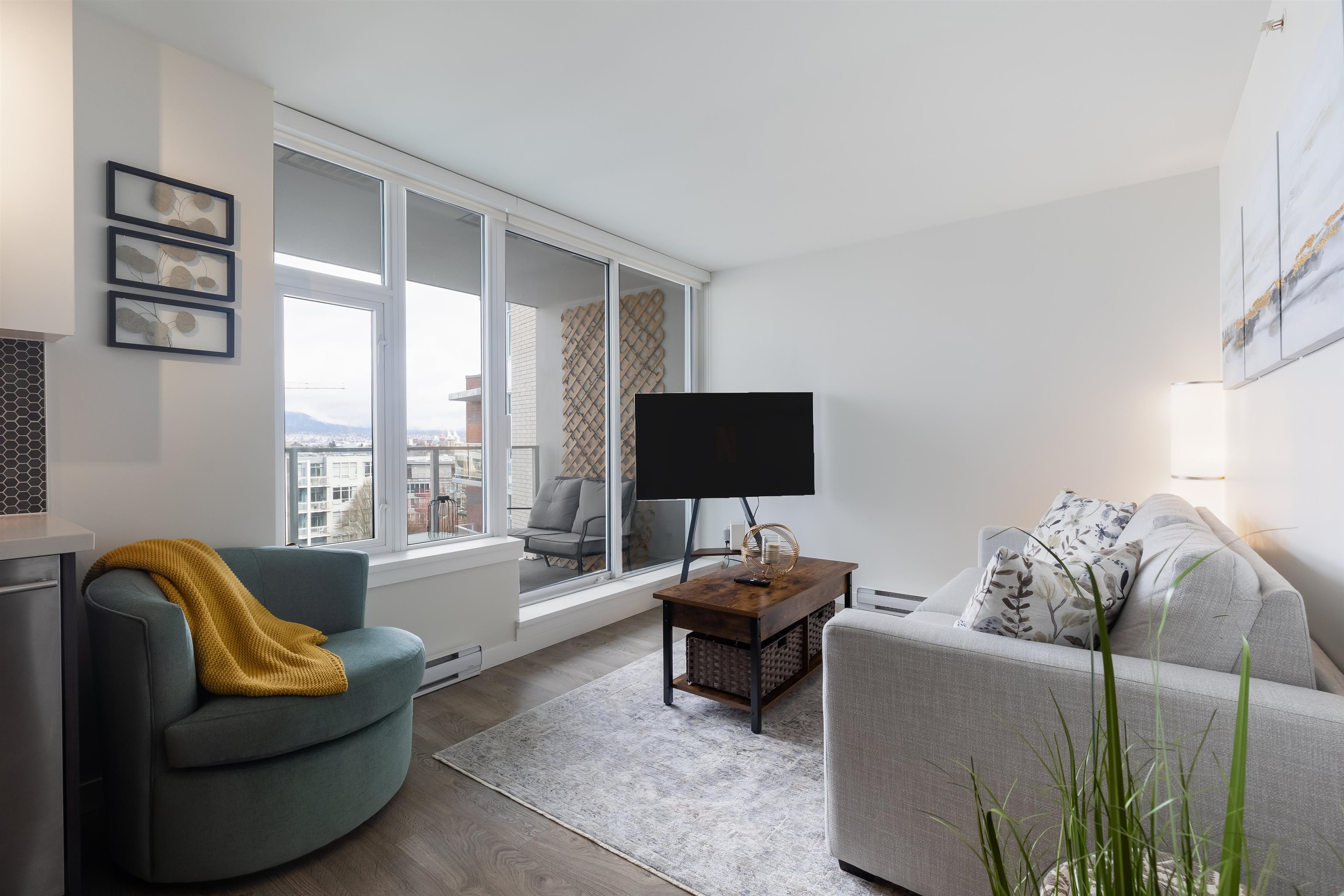 521 311 E 6 AVENUE Unit: 521