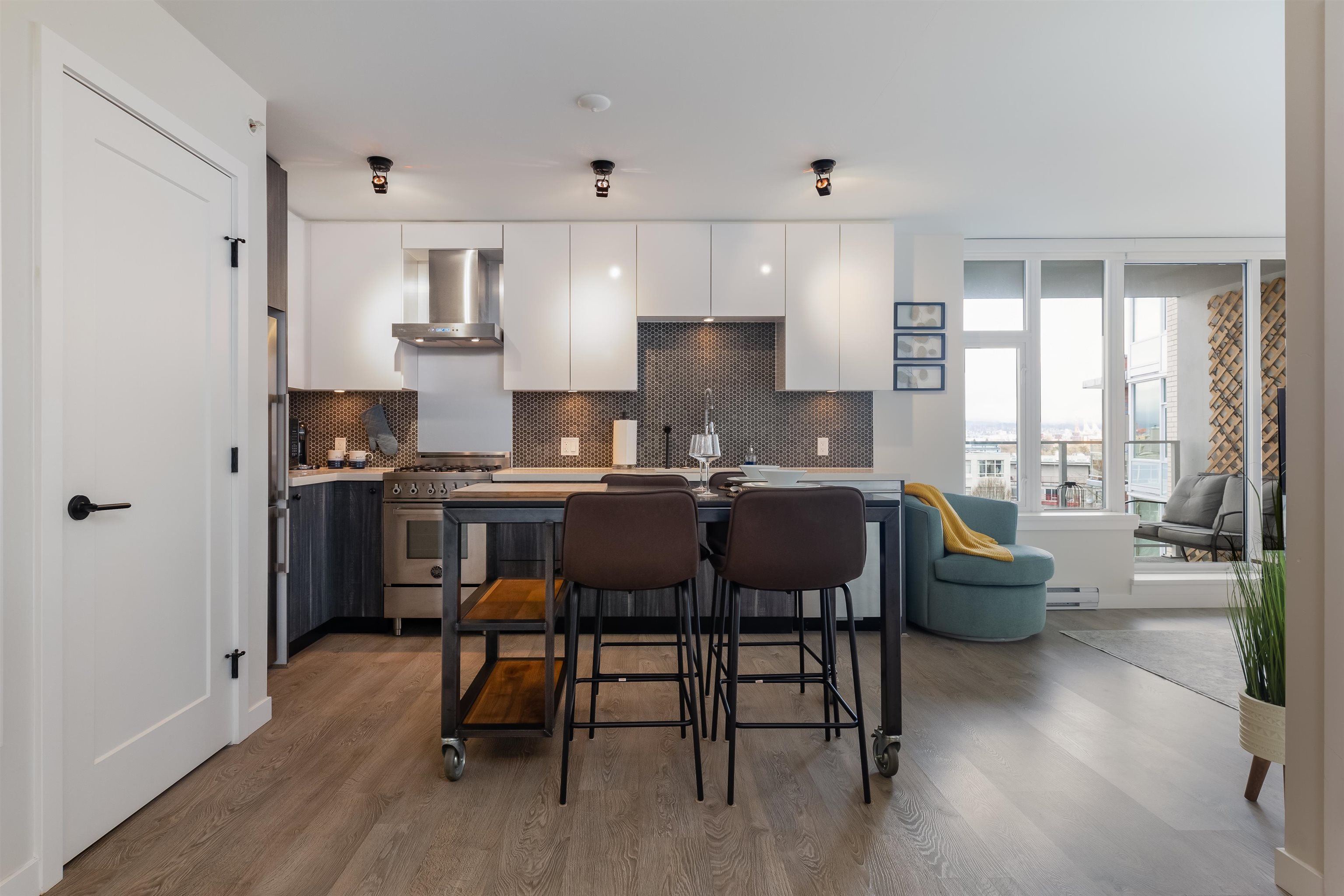 521 311 E 6 AVENUE Unit: 521