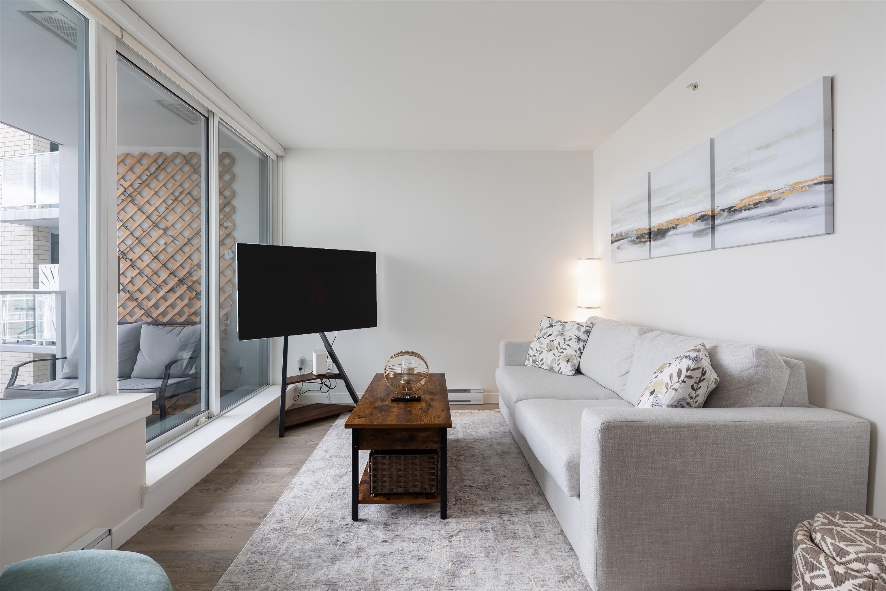 521 311 E 6 AVENUE Unit: 521