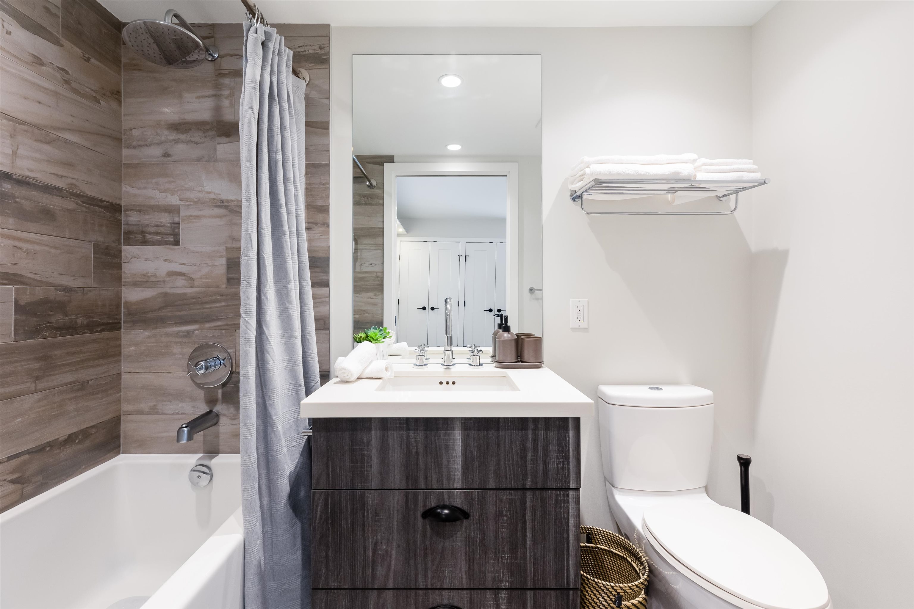 521 311 E 6 AVENUE Unit: 521