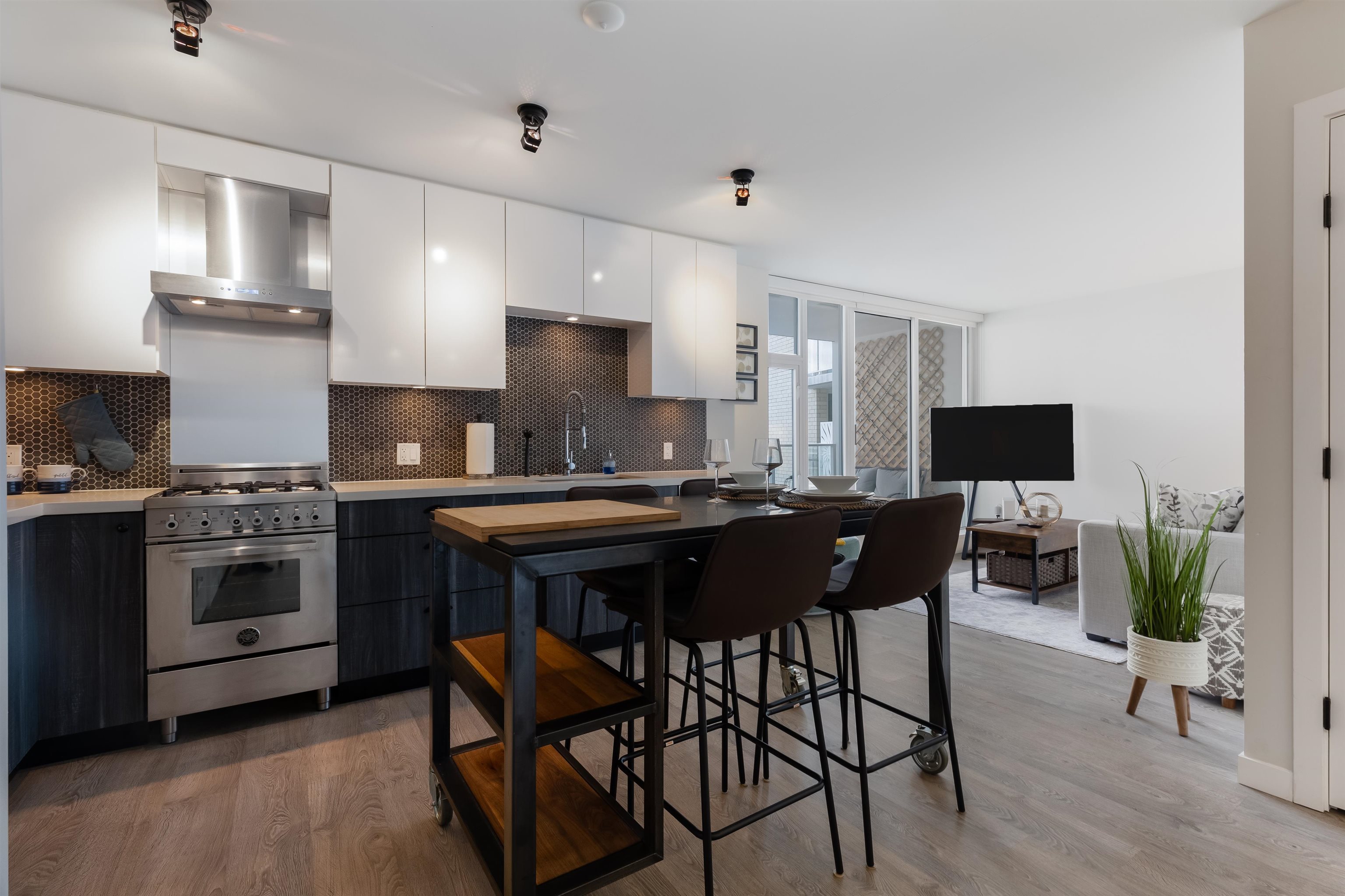 521 311 E 6 AVENUE Unit: 521