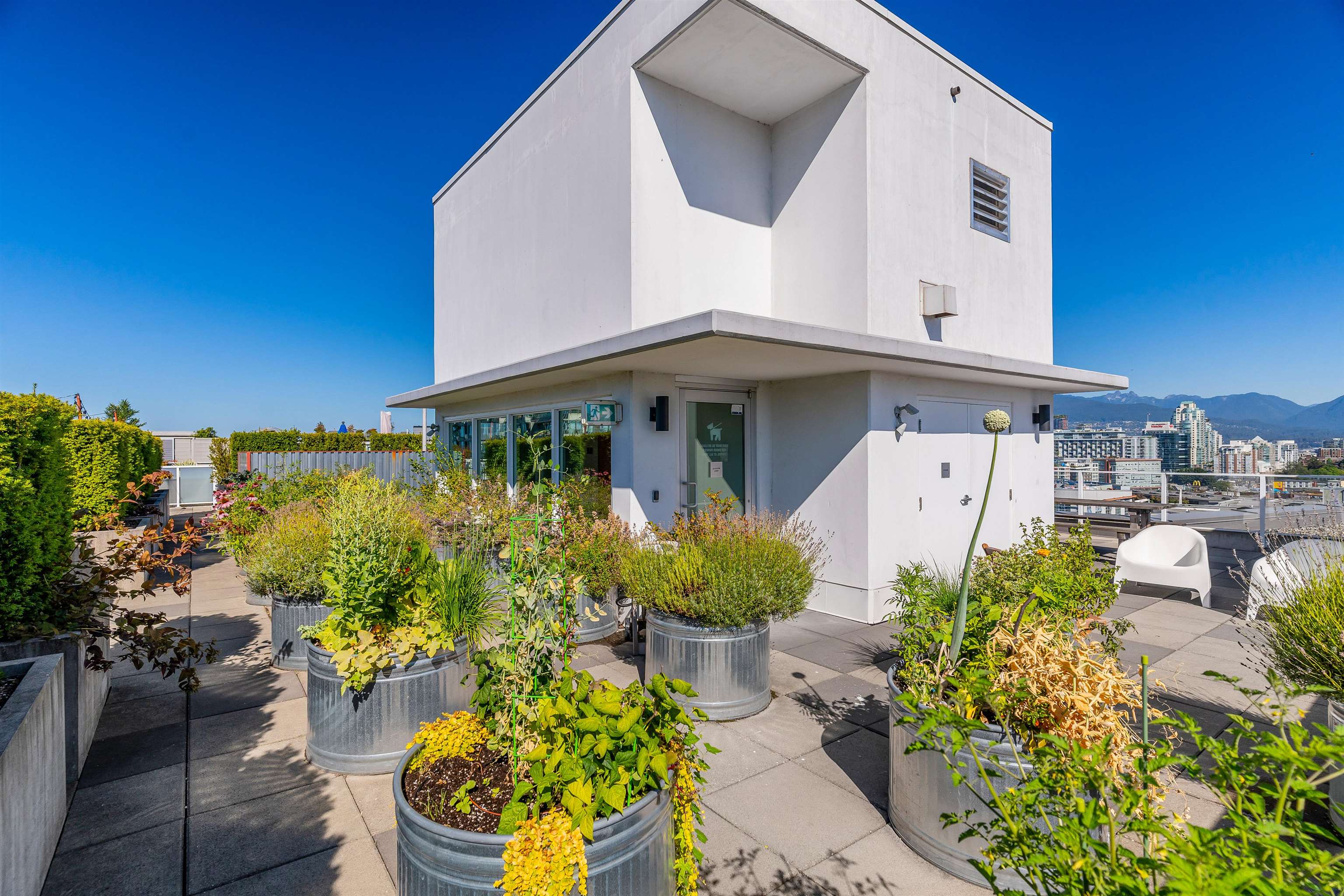 521 311 E 6 AVENUE Unit: 521