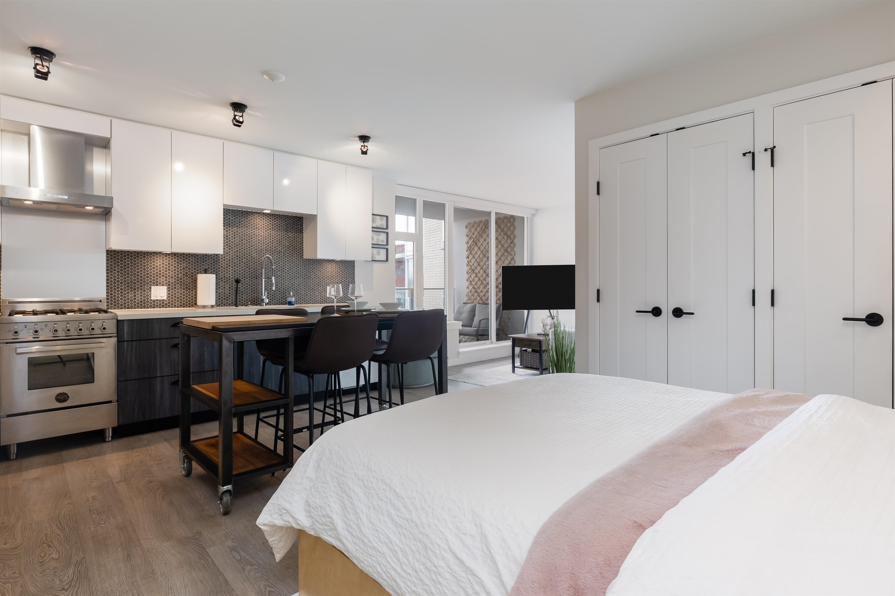 521 311 E 6 AVENUE Unit: 521