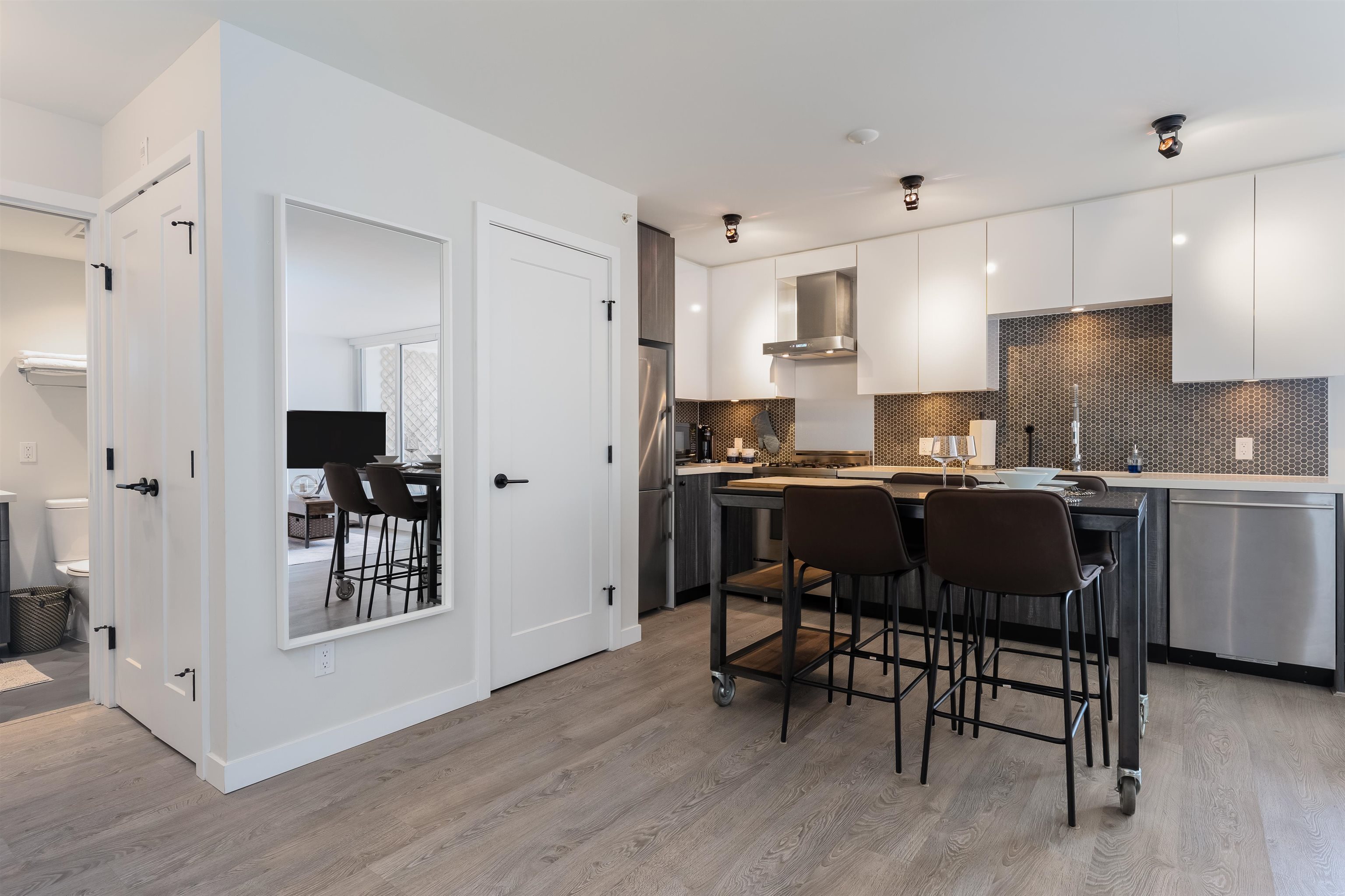 521 311 E 6 AVENUE Unit: 521