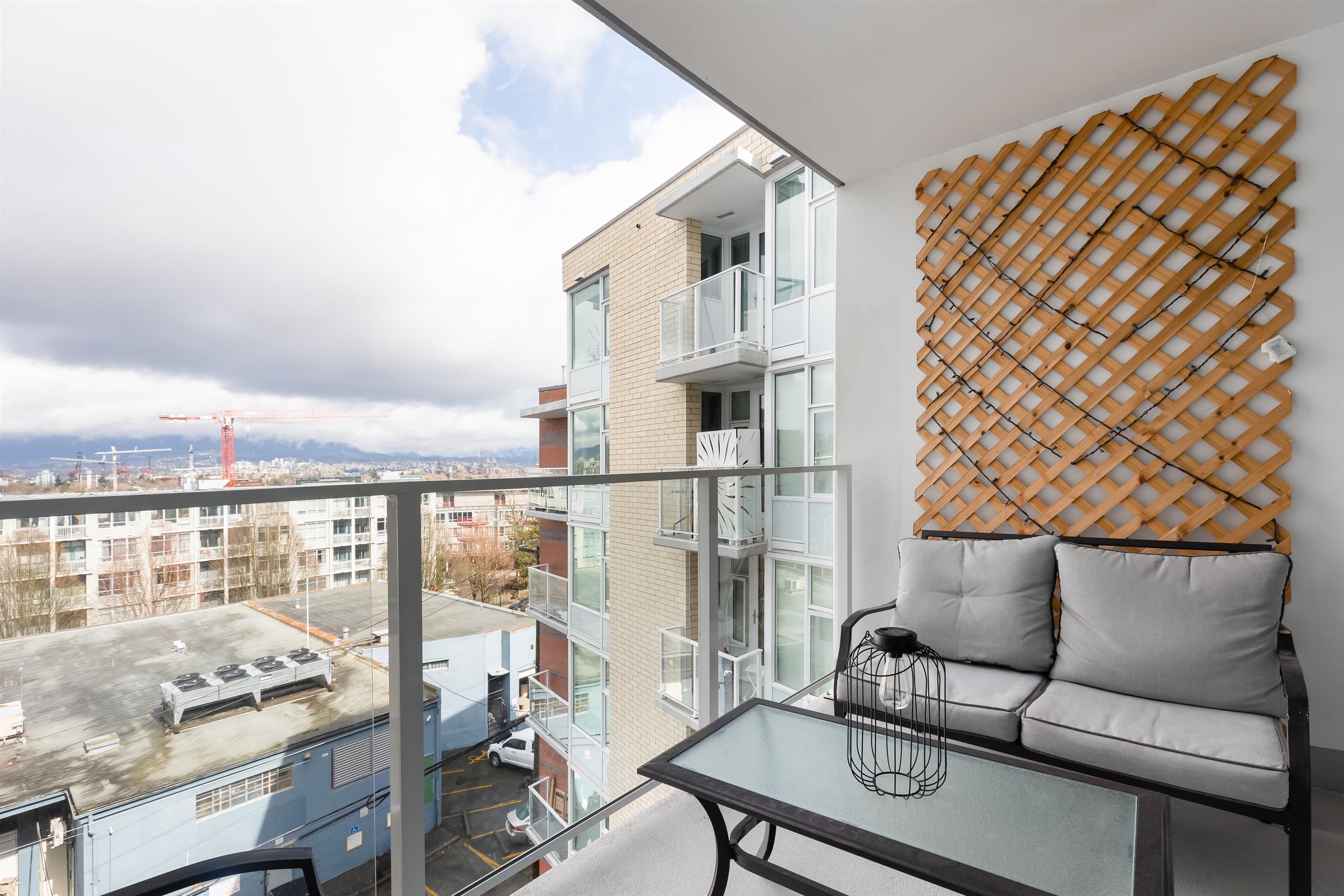 521 311 E 6 AVENUE Unit: 521