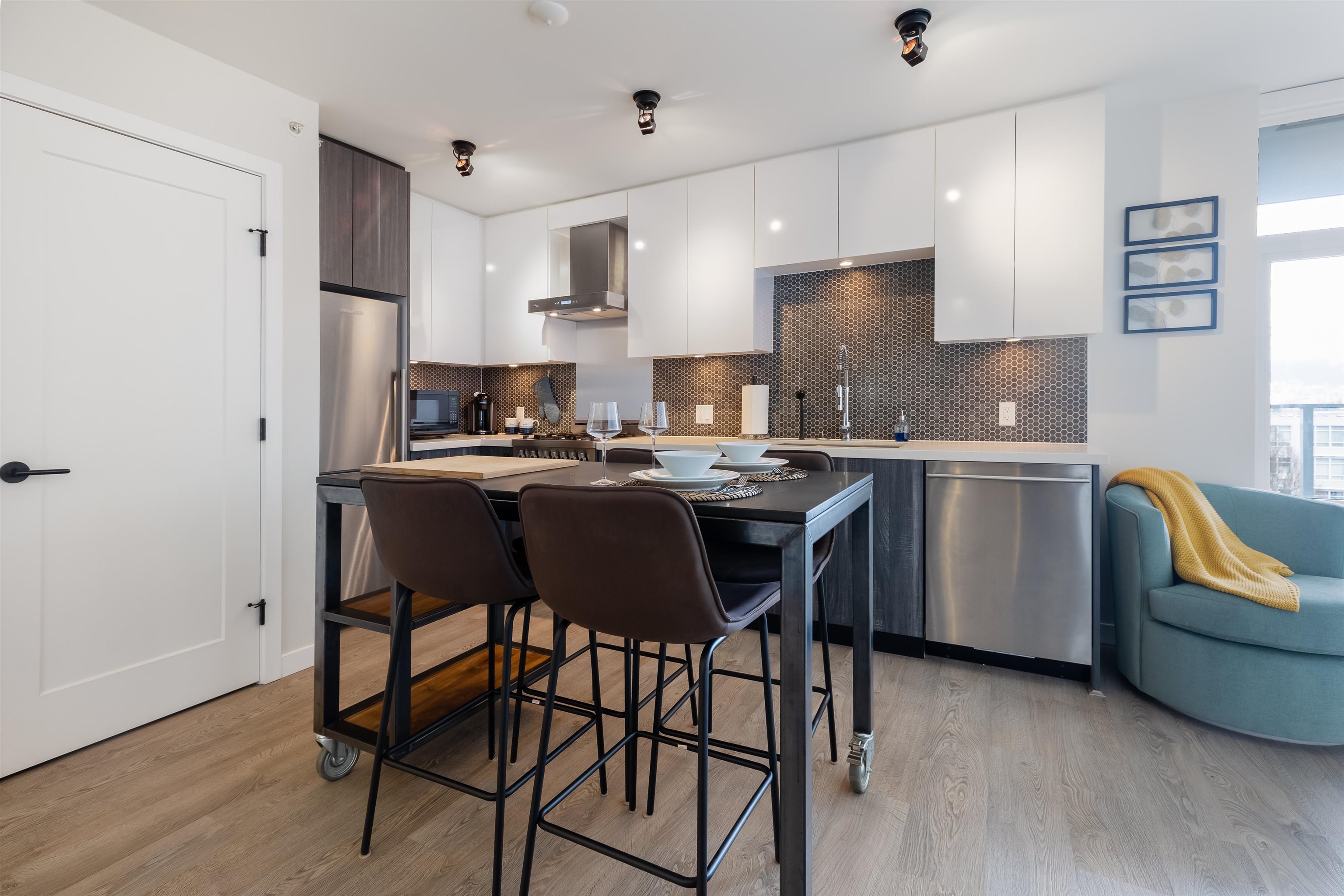 521 311 E 6 AVENUE Unit: 521