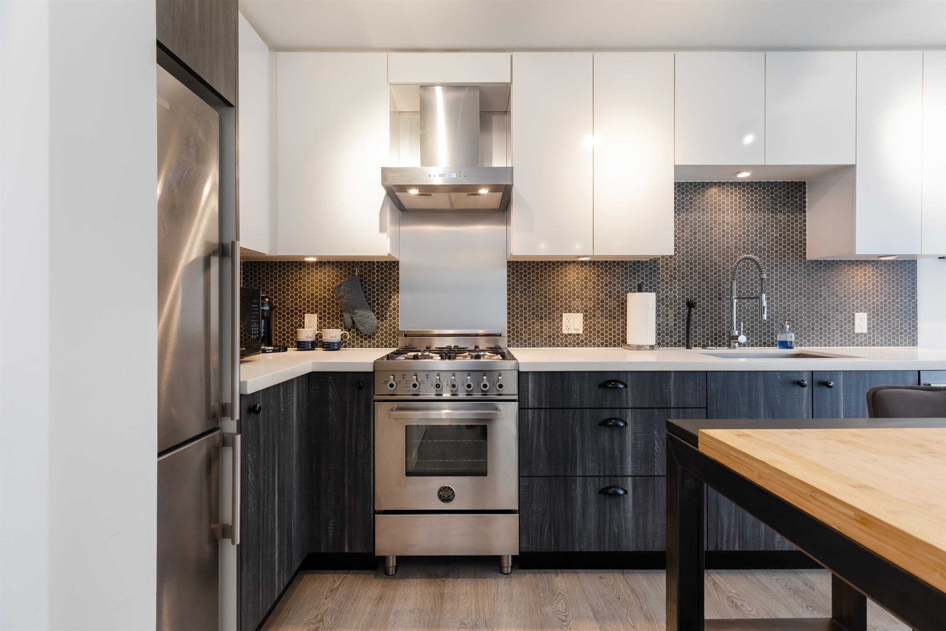 521 311 E 6 AVENUE Unit: 521