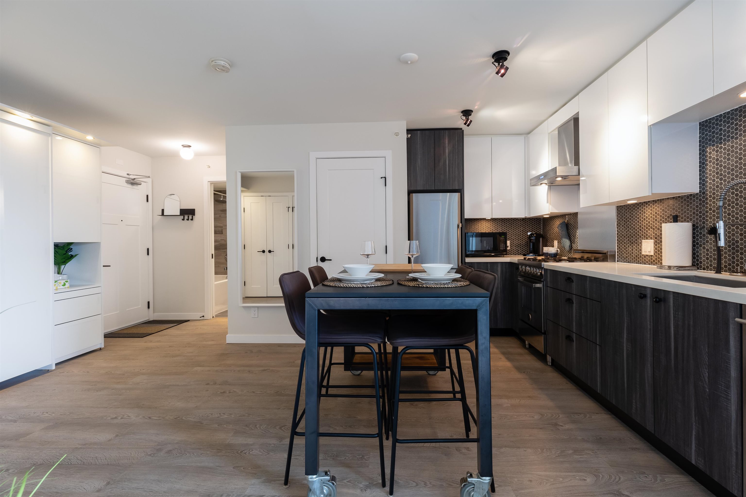 521 311 E 6 AVENUE Unit: 521