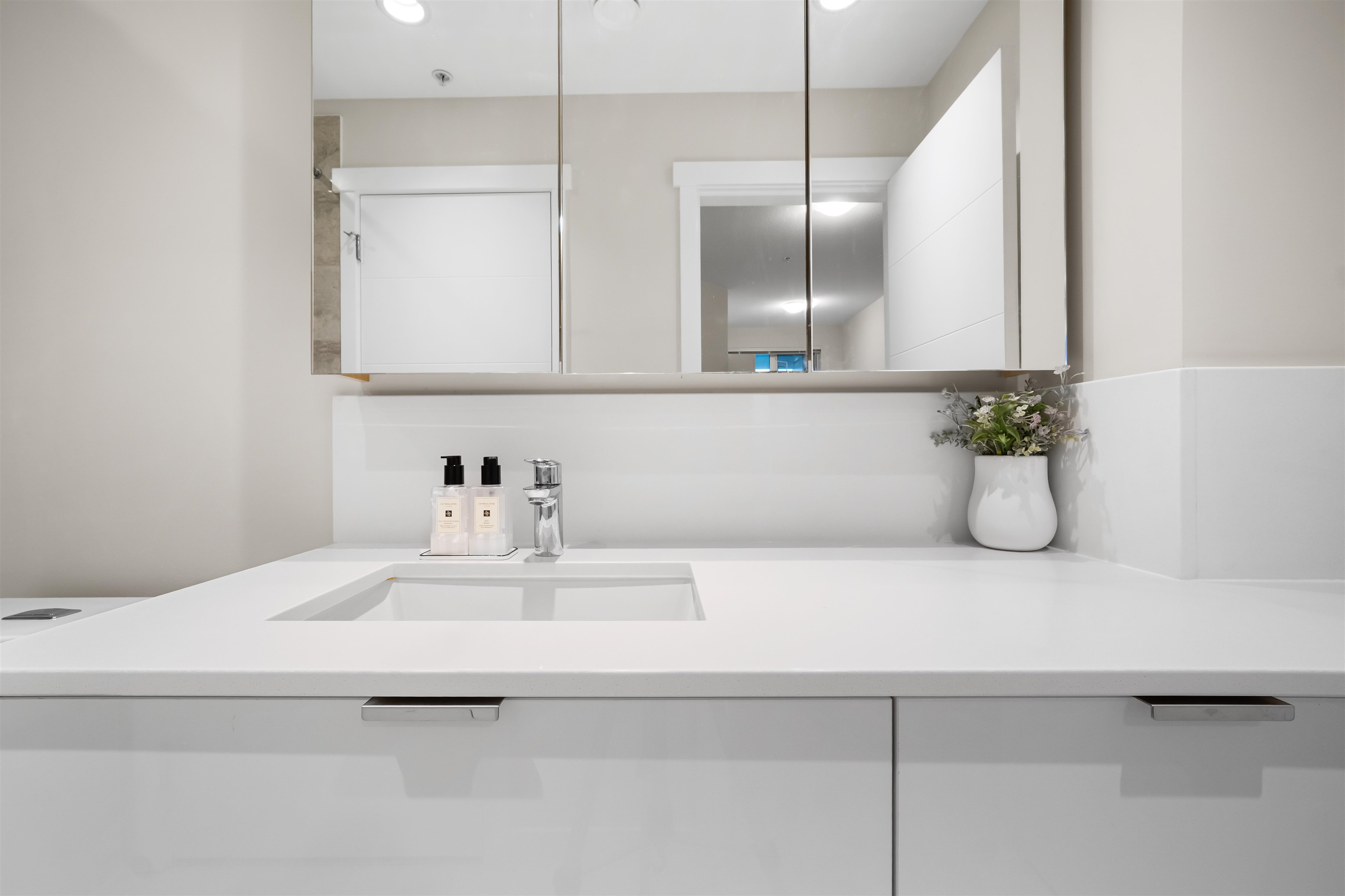 511 9233 ODLIN ROAD Unit: 511