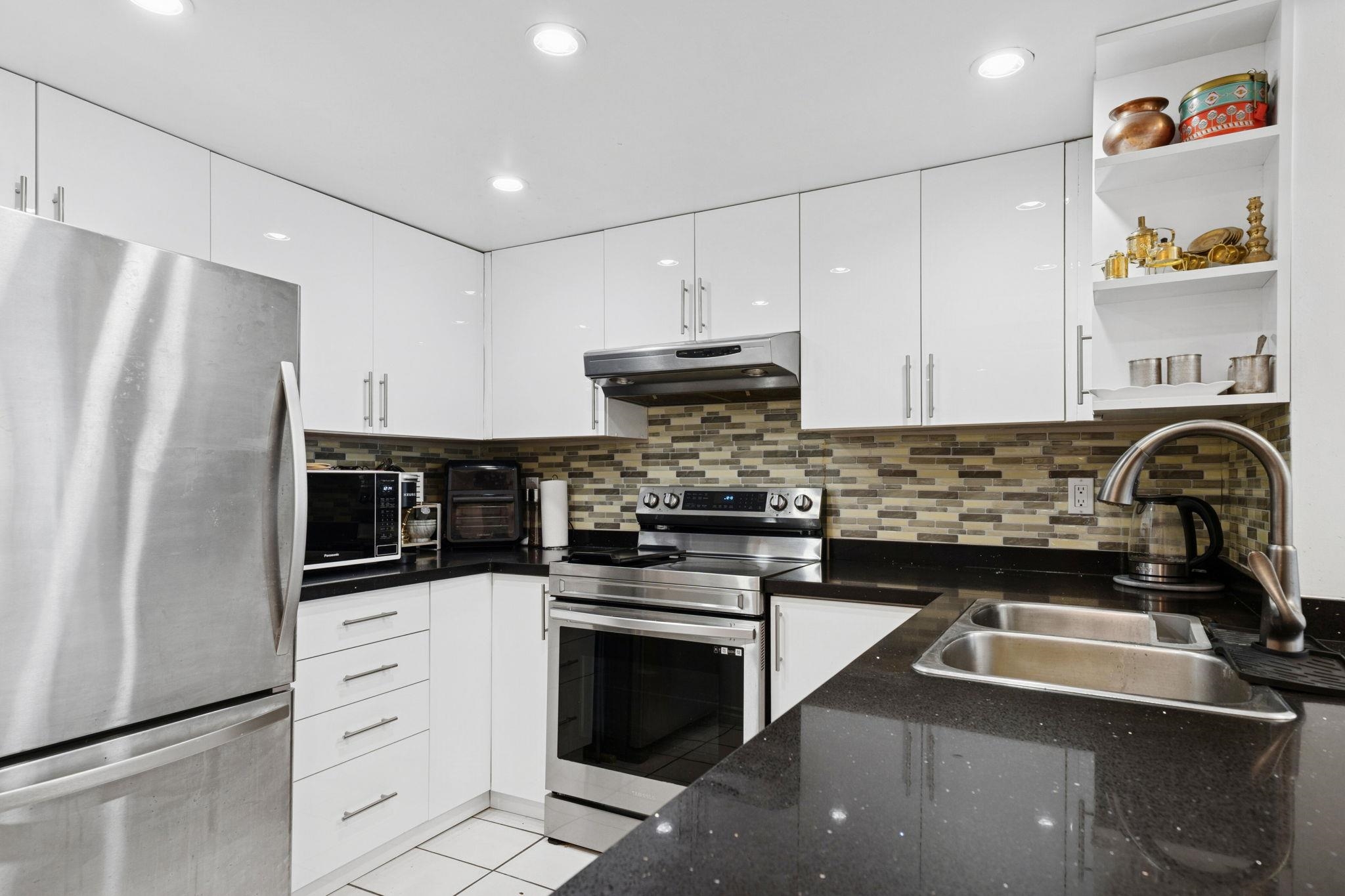 1402 828 AGNES STREET Unit: 1402