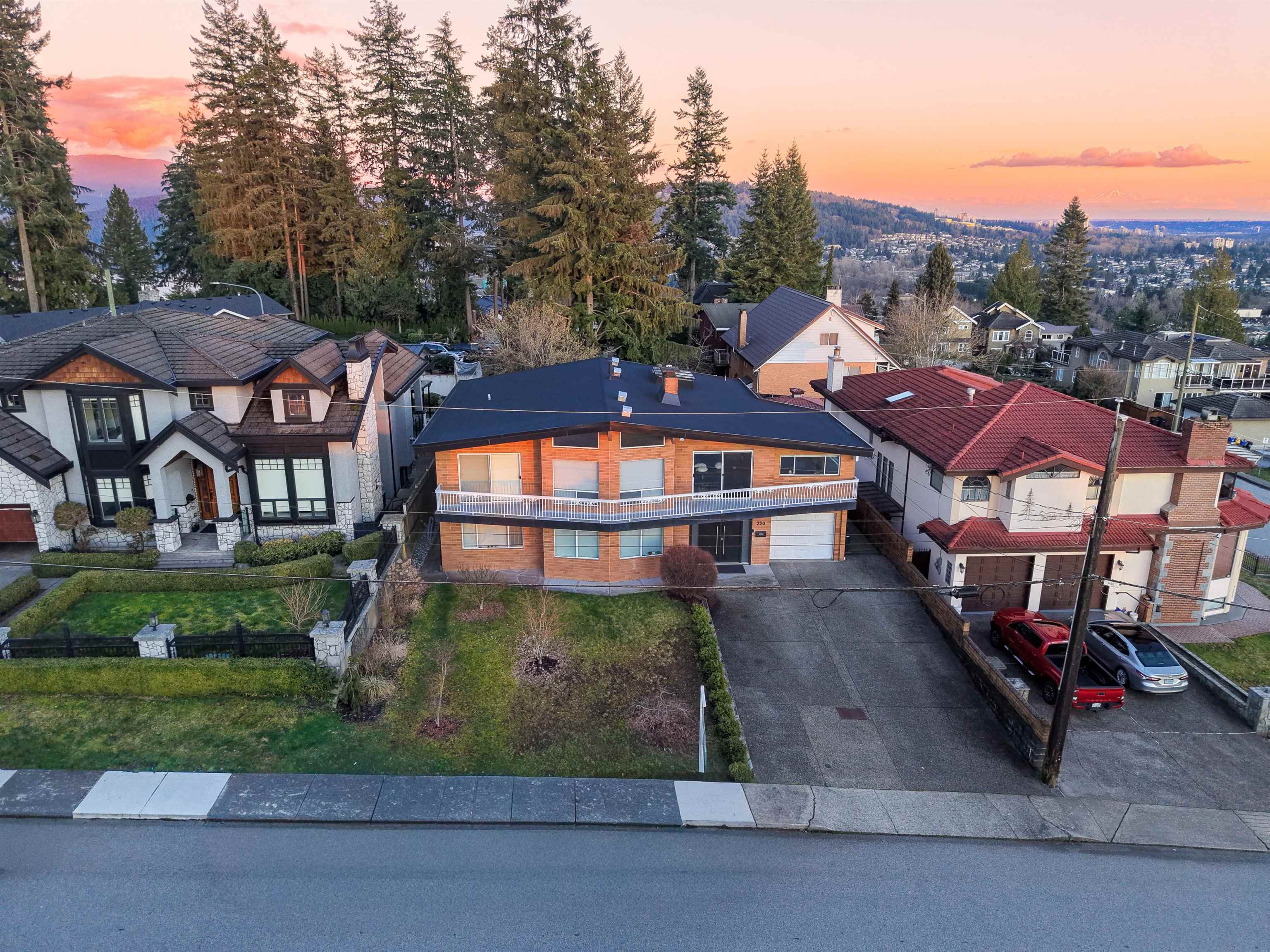 220 N GROSVENOR AVENUE