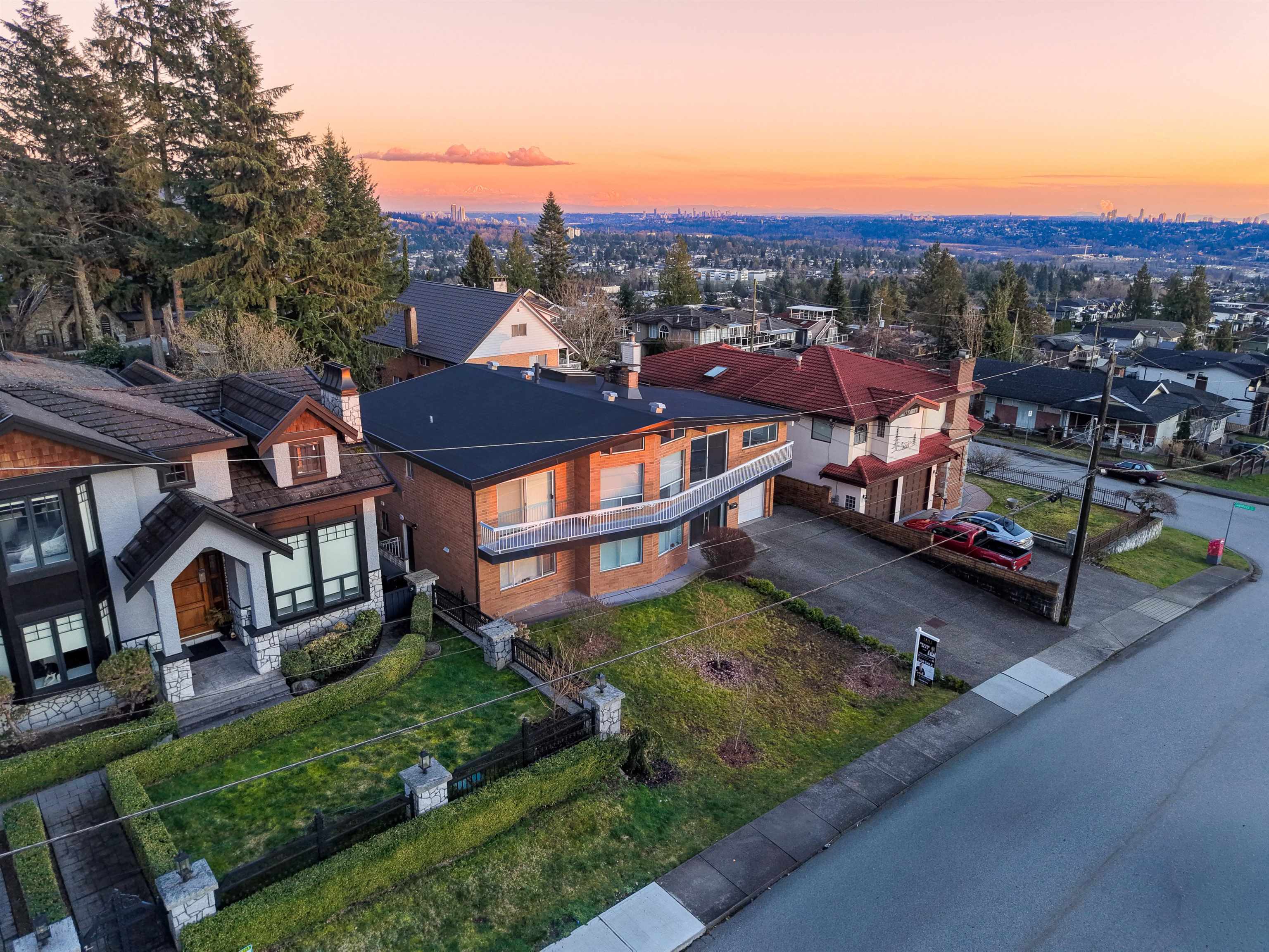 220 N GROSVENOR AVENUE