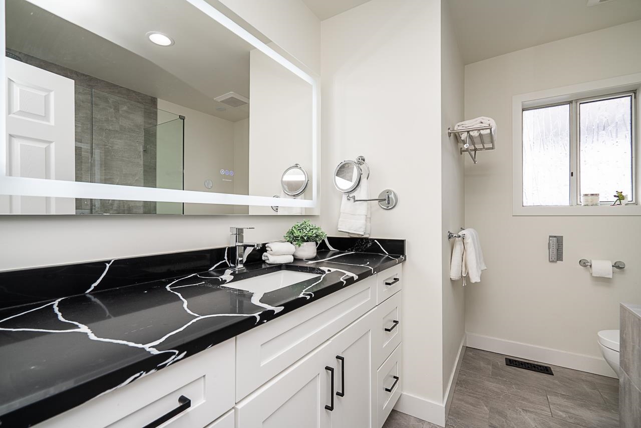 220 N GROSVENOR AVENUE