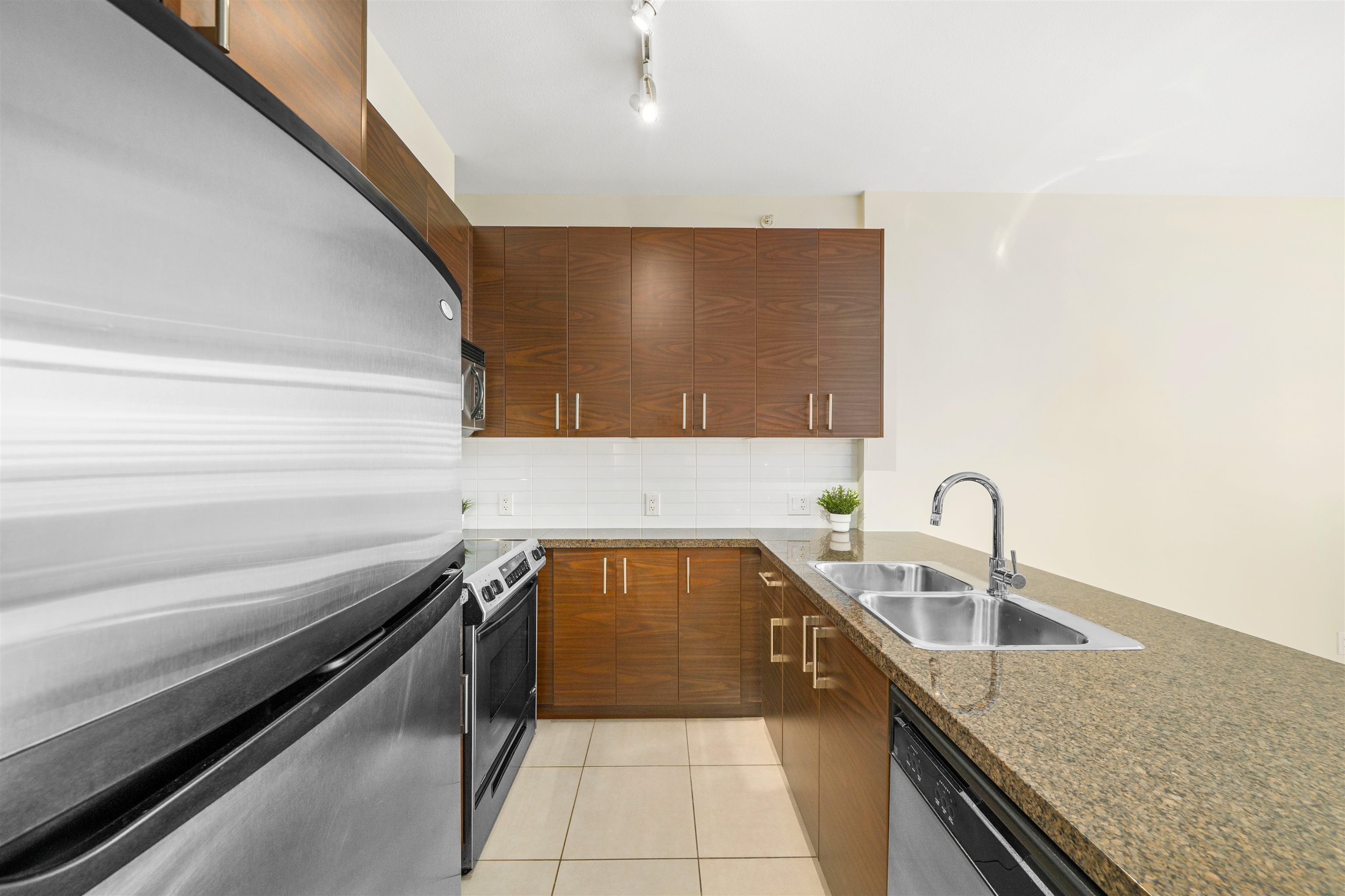 605 2345 MADISON AVENUE Unit: 605