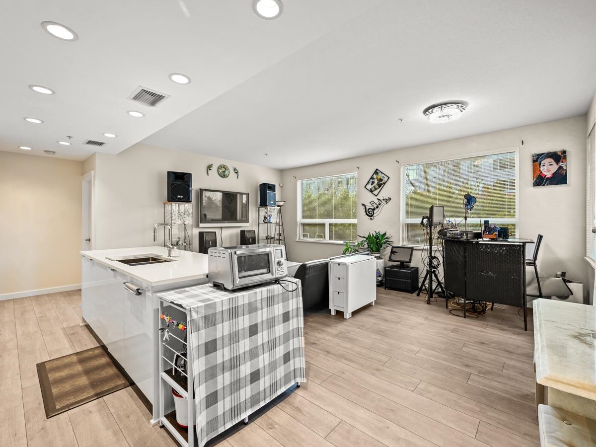 102 9213 ODLIN ROAD Unit: 102