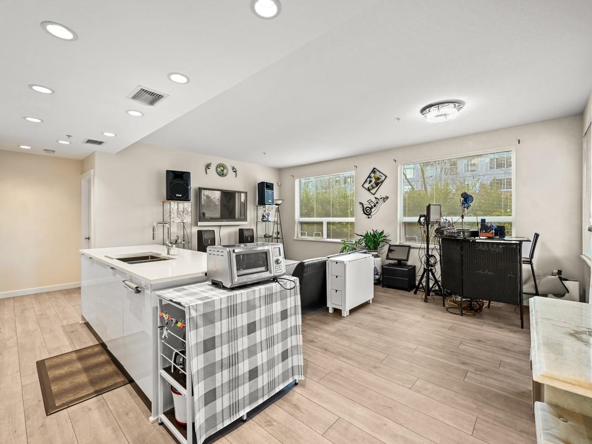 102 9213 ODLIN ROAD Unit: 102