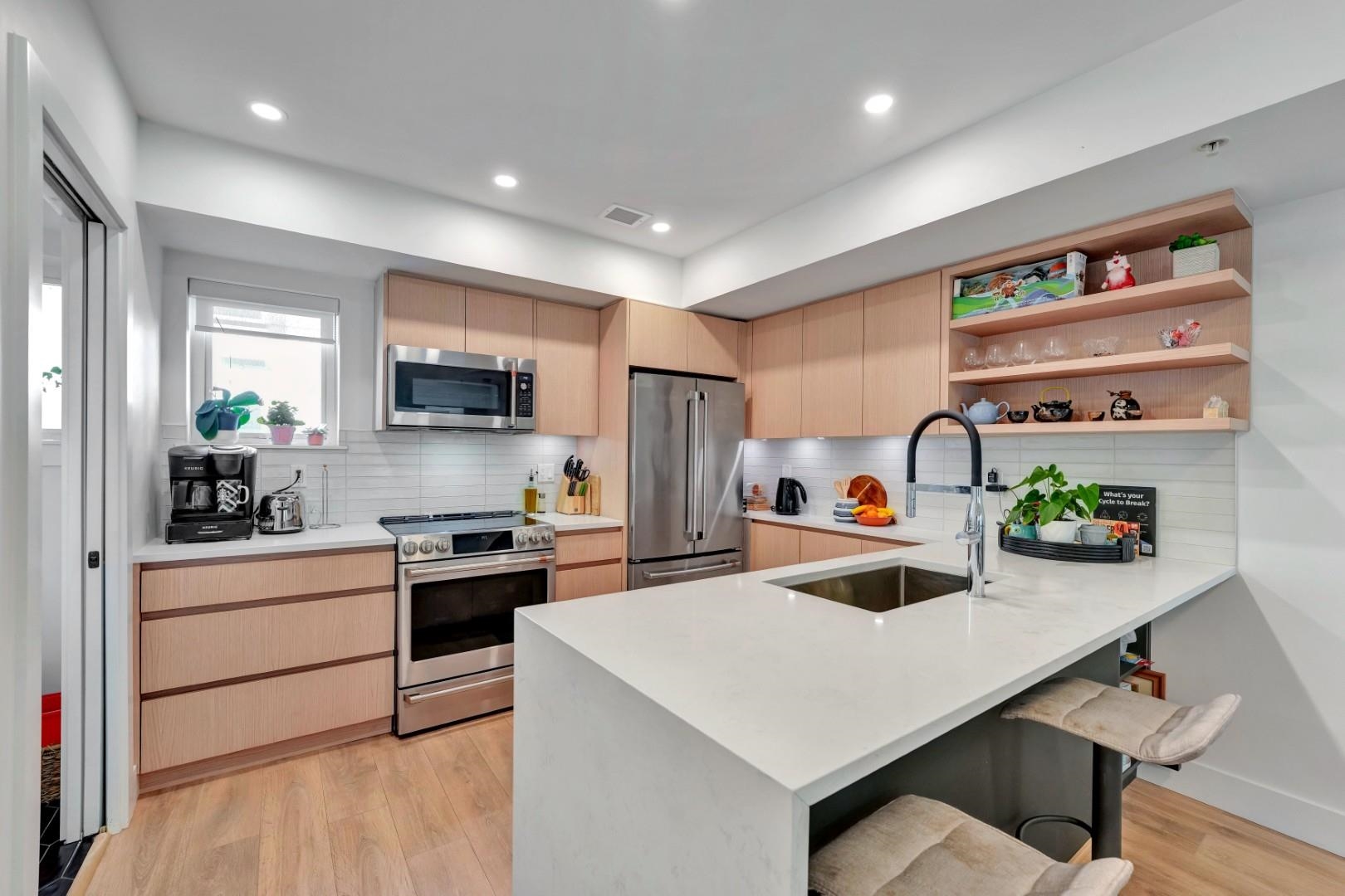 3 752 E 3RD STREET Unit: 3