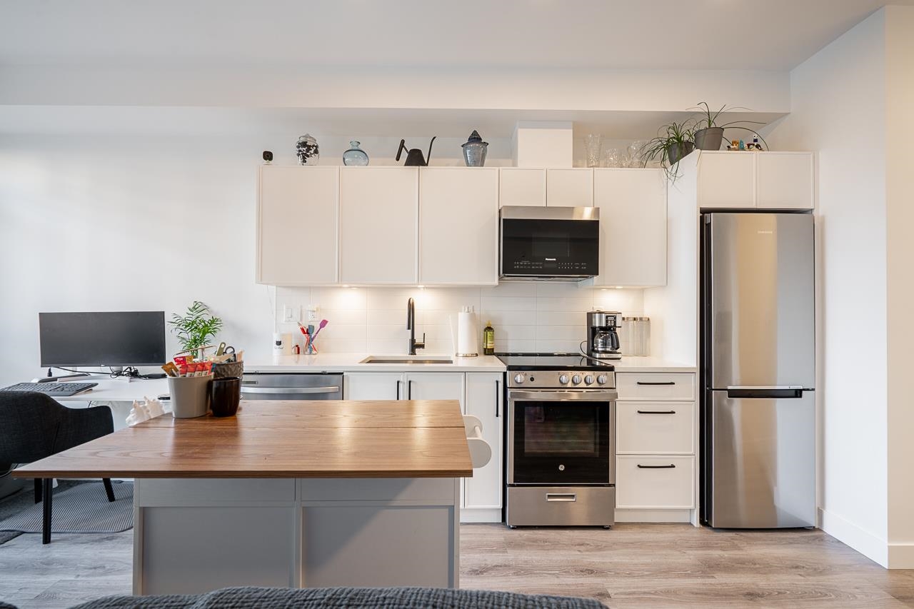 105 22575 BROWN AVENUE Unit: 105