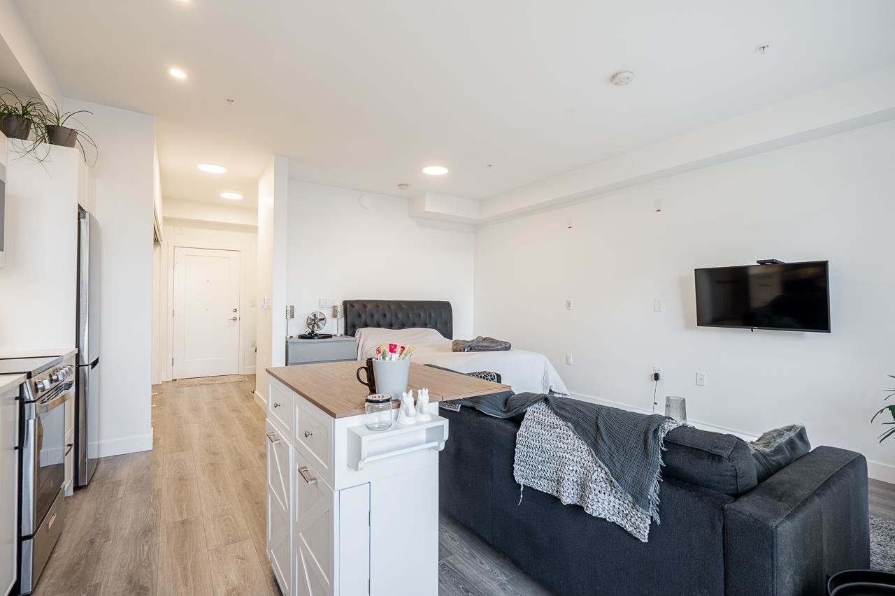 105 22575 BROWN AVENUE Unit: 105