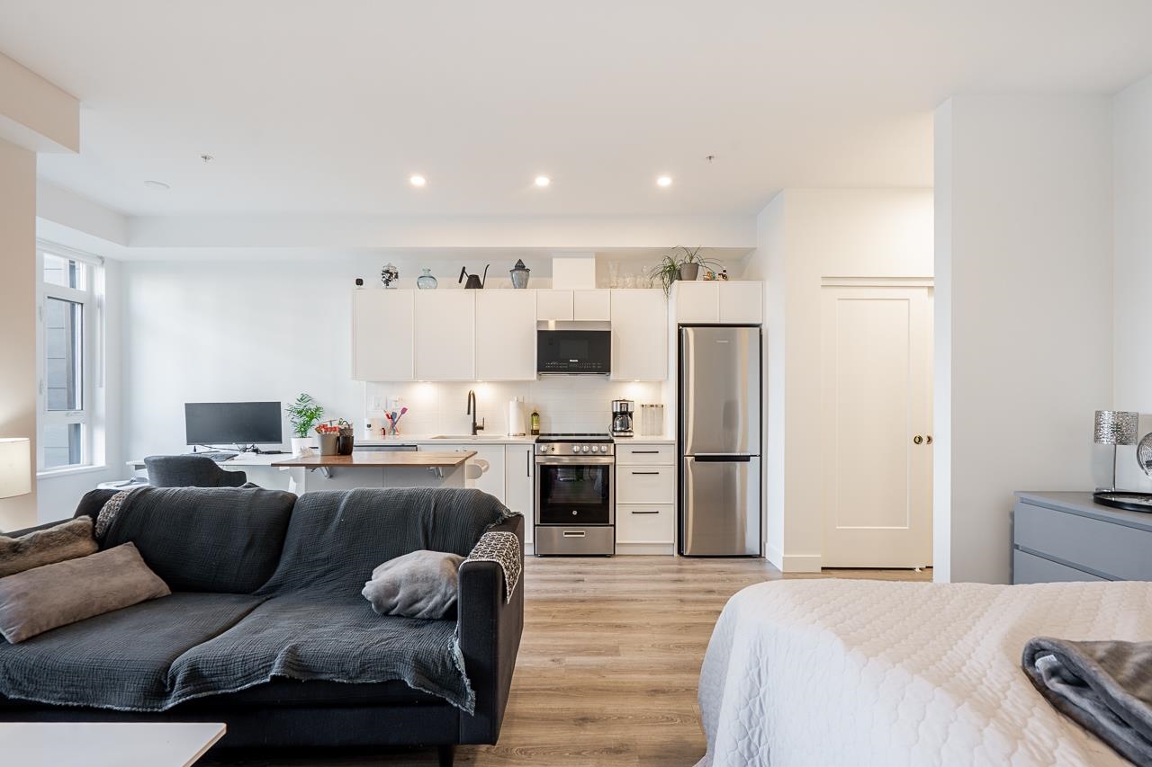 105 22575 BROWN AVENUE Unit: 105