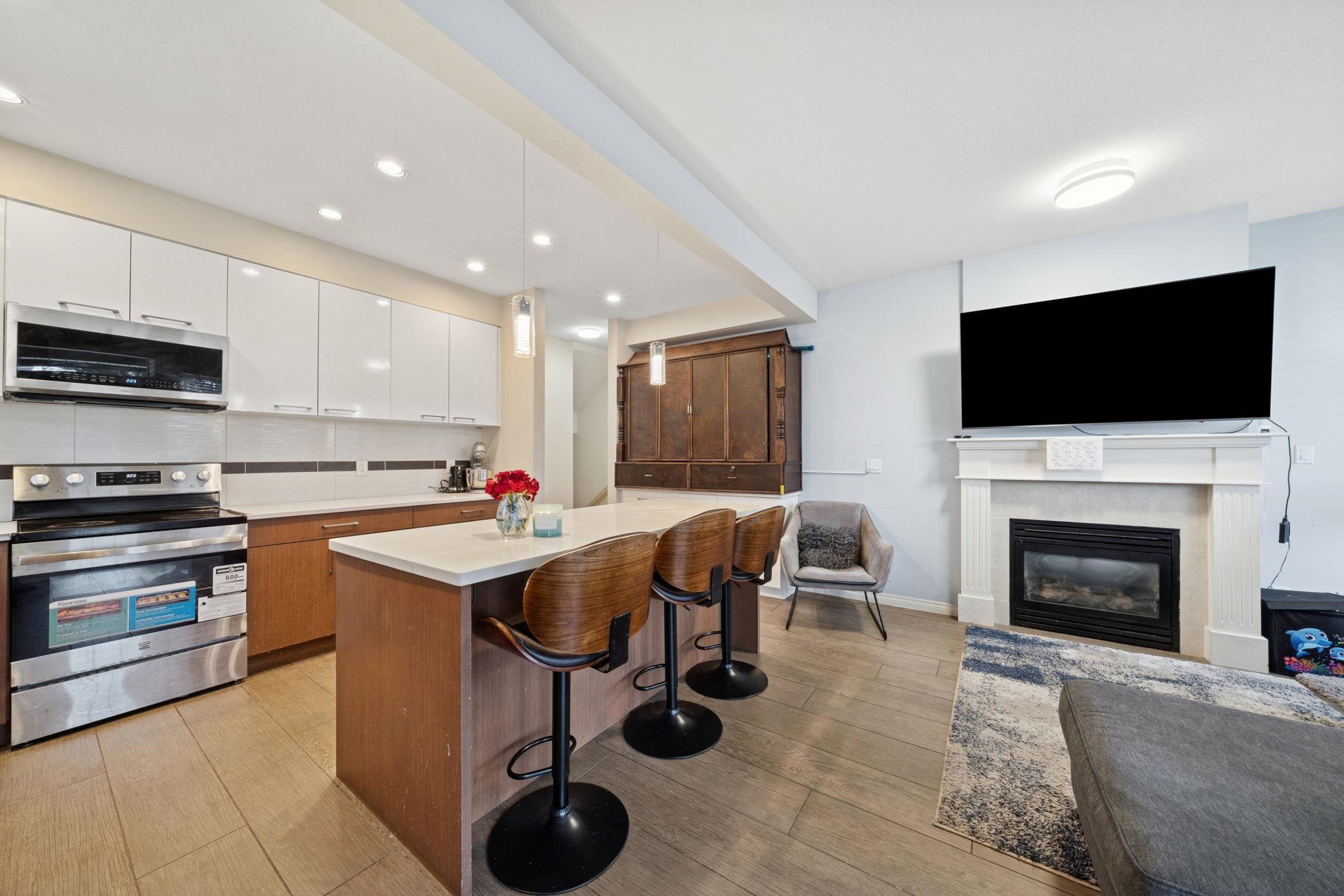 11 8250 158 STREET Unit: 11