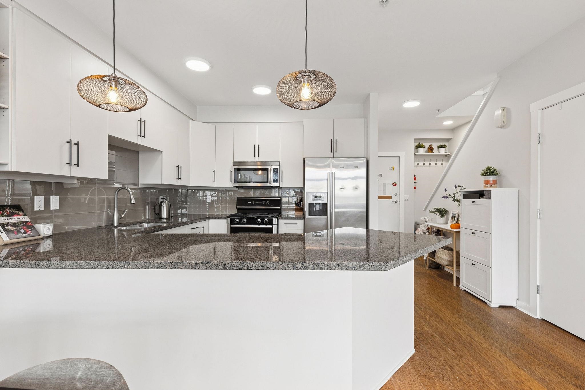 220 6111 LONDON ROAD Unit: 220