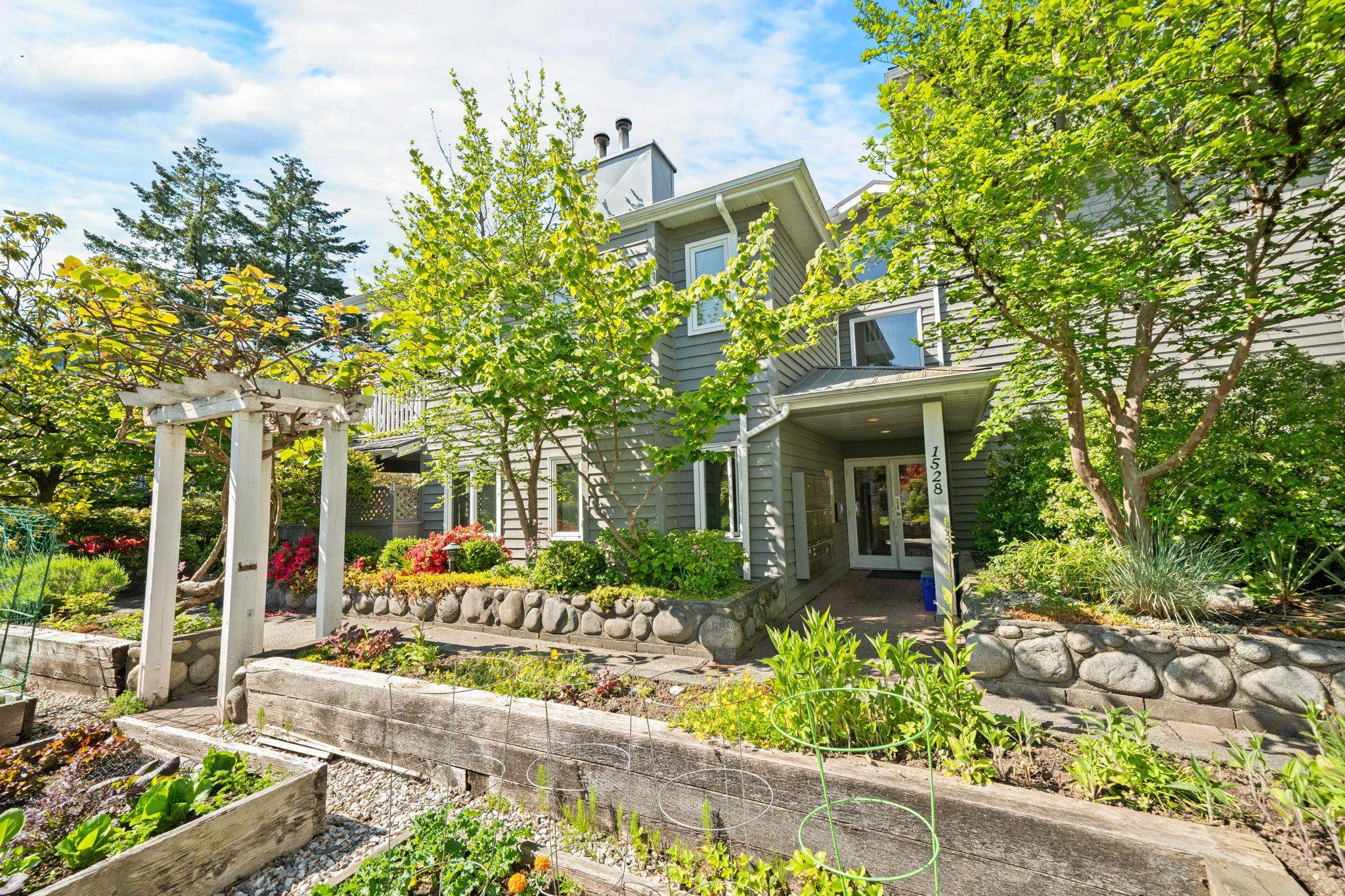 203 1538 BOWSER AVENUE Unit: 203