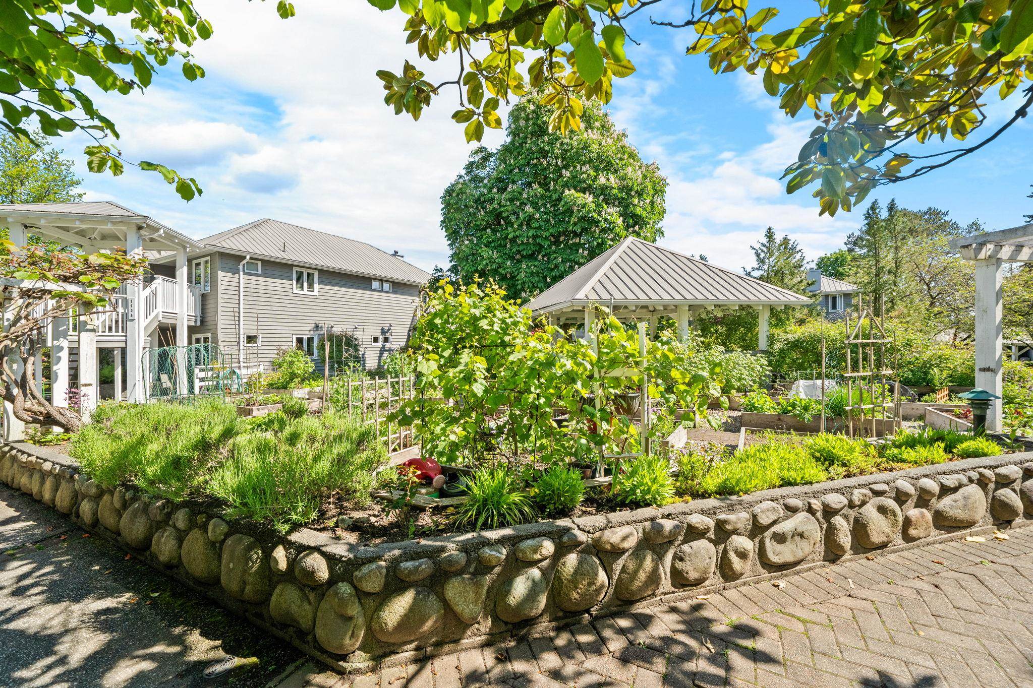 203 1538 BOWSER AVENUE Unit: 203