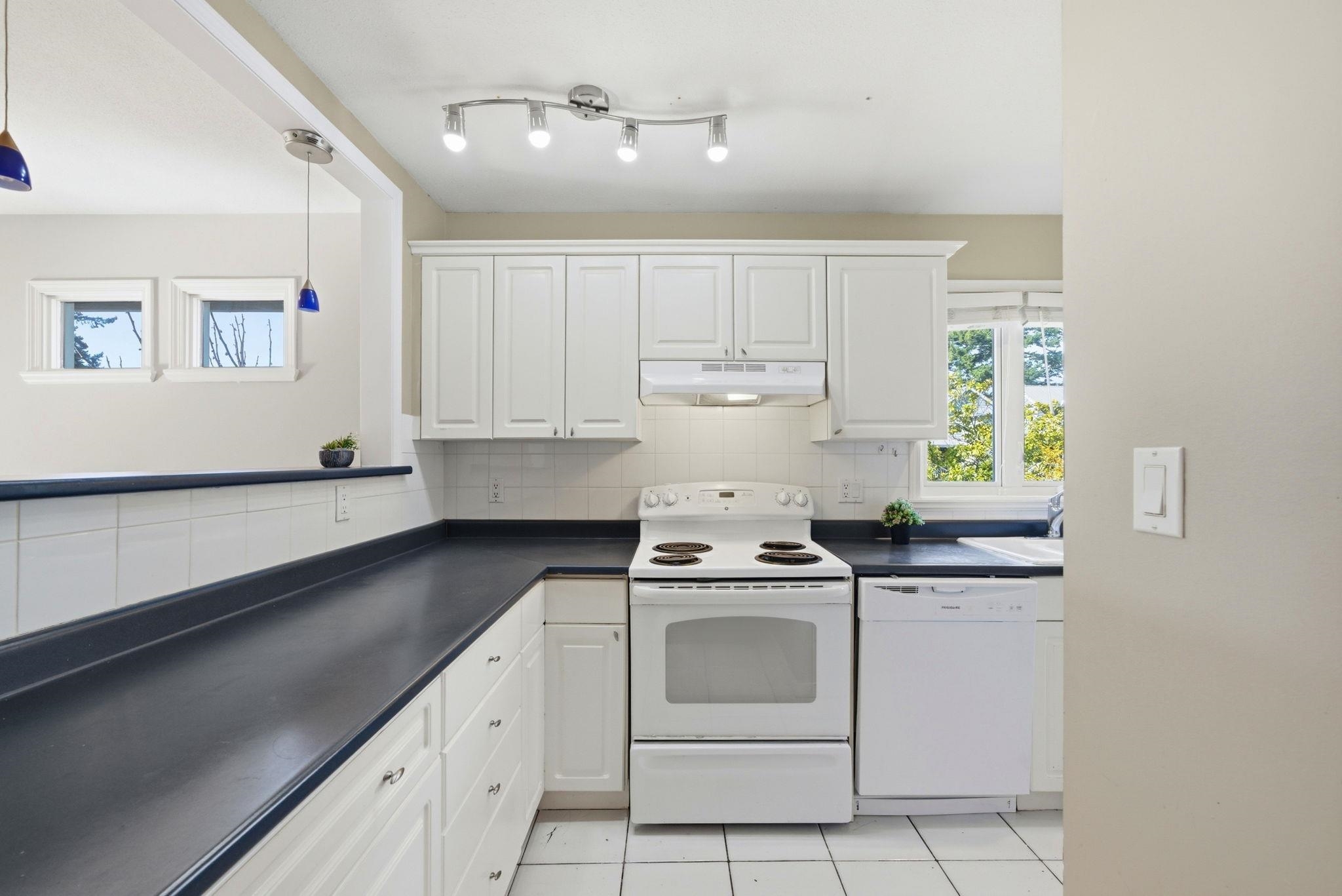 203 1538 BOWSER AVENUE Unit: 203