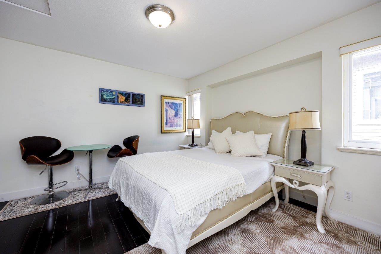 869 SEYMOUR BOULEVARD