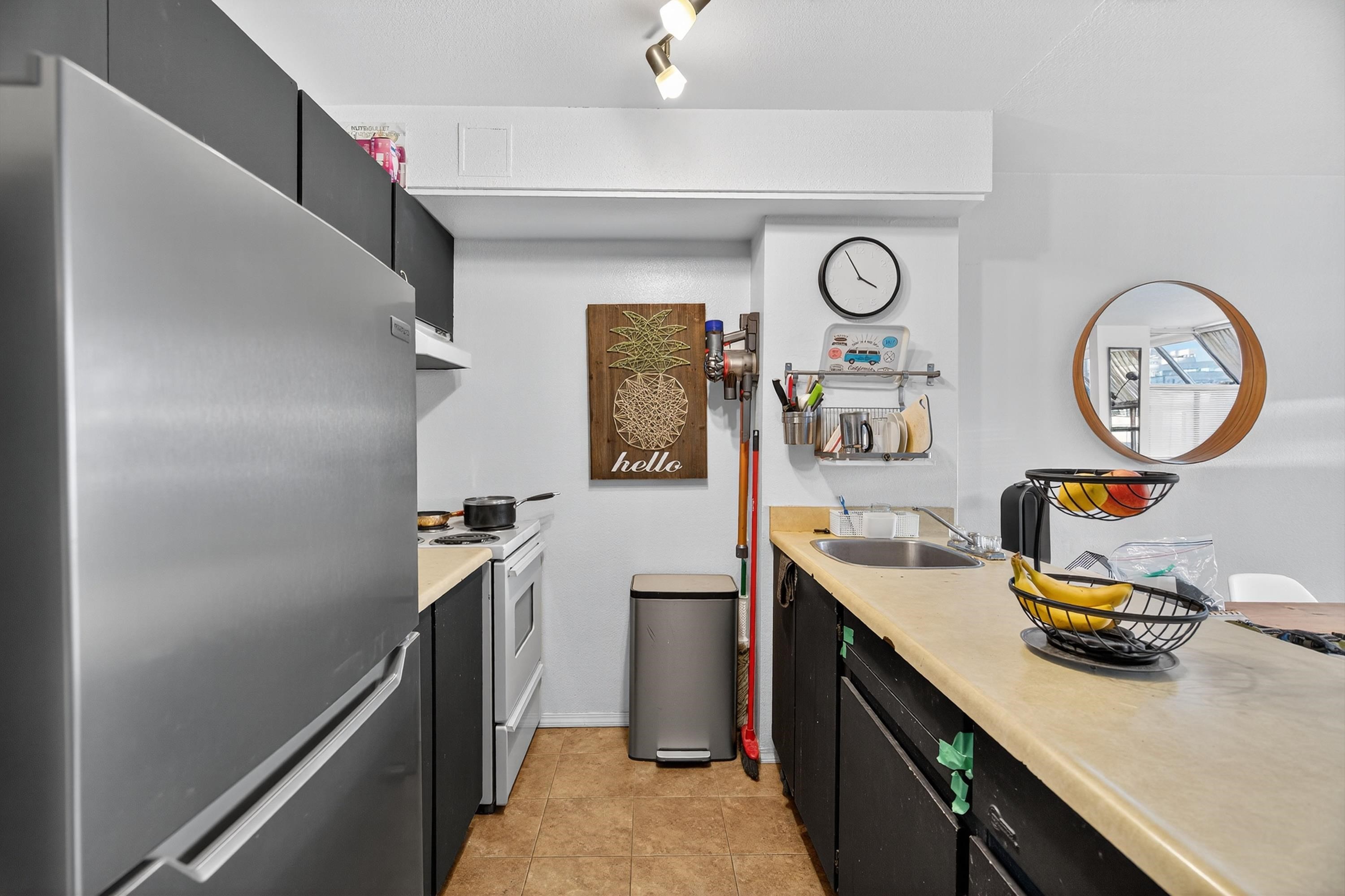 902 950 DRAKE STREET Unit: 902