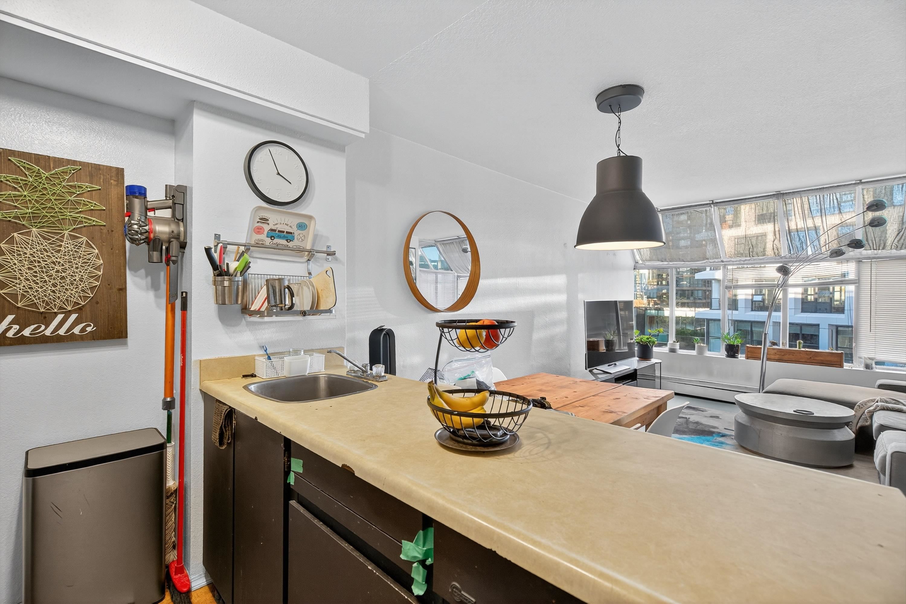 902 950 DRAKE STREET Unit: 902