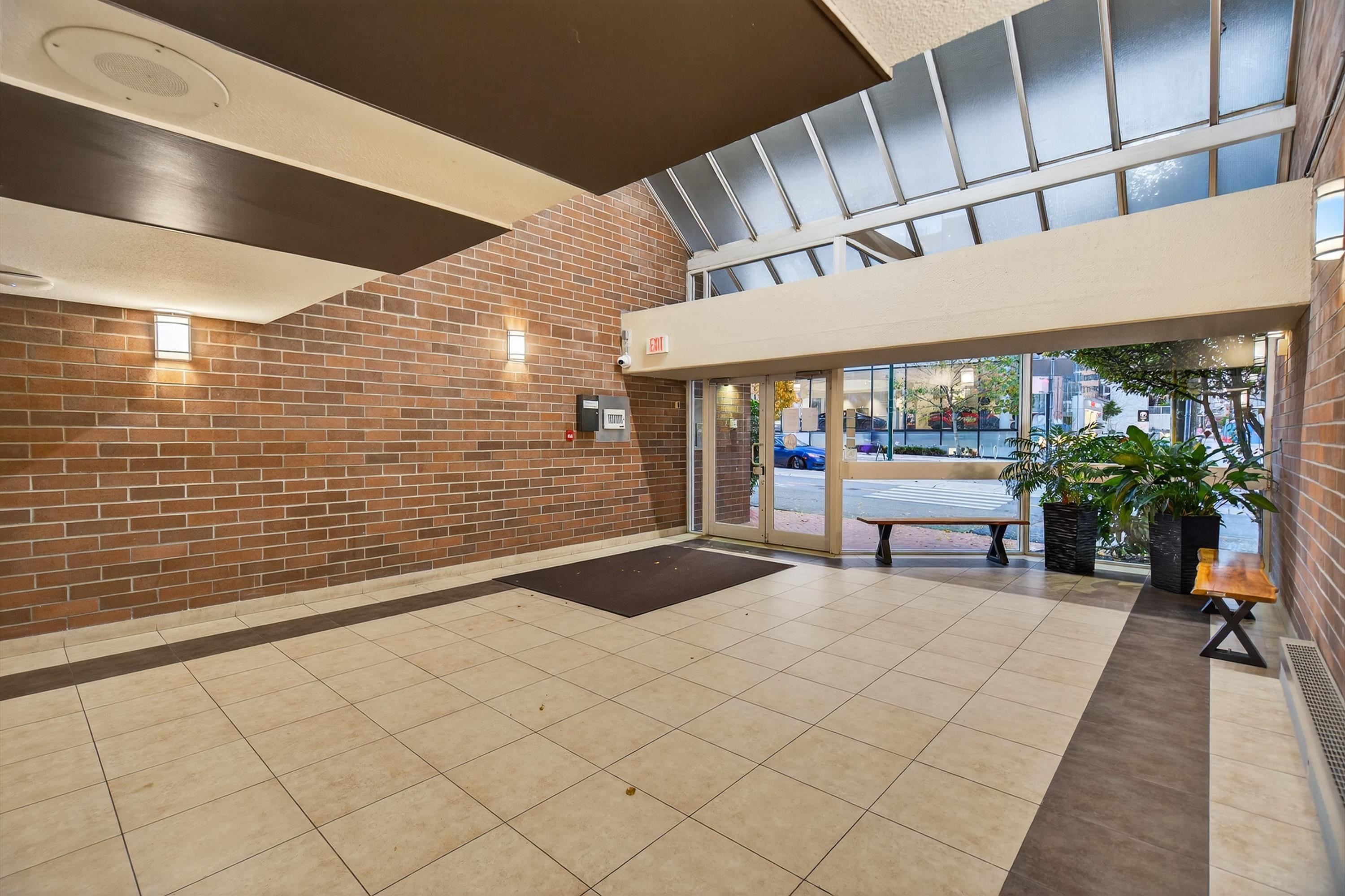 902 950 DRAKE STREET Unit: 902