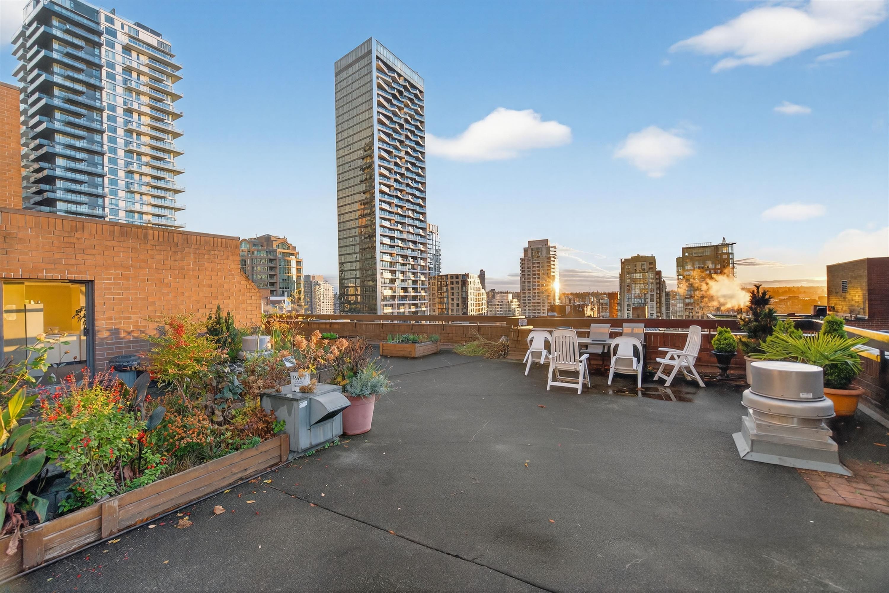 902 950 DRAKE STREET Unit: 902