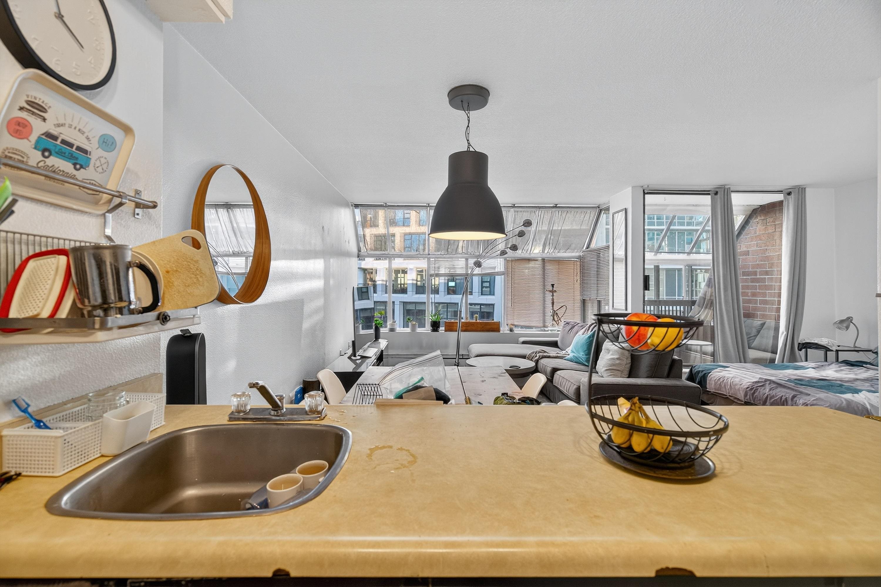 902 950 DRAKE STREET Unit: 902