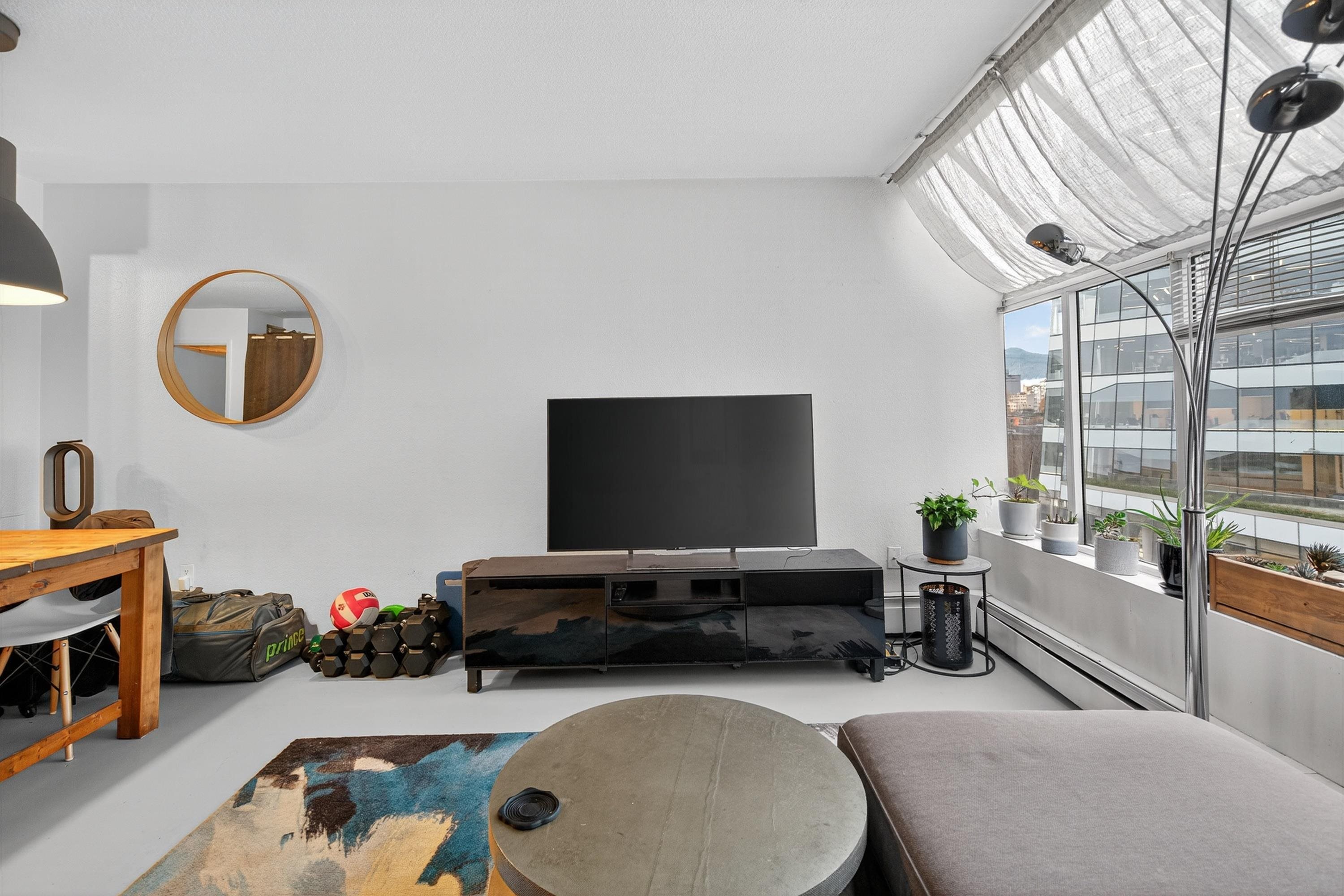 902 950 DRAKE STREET Unit: 902