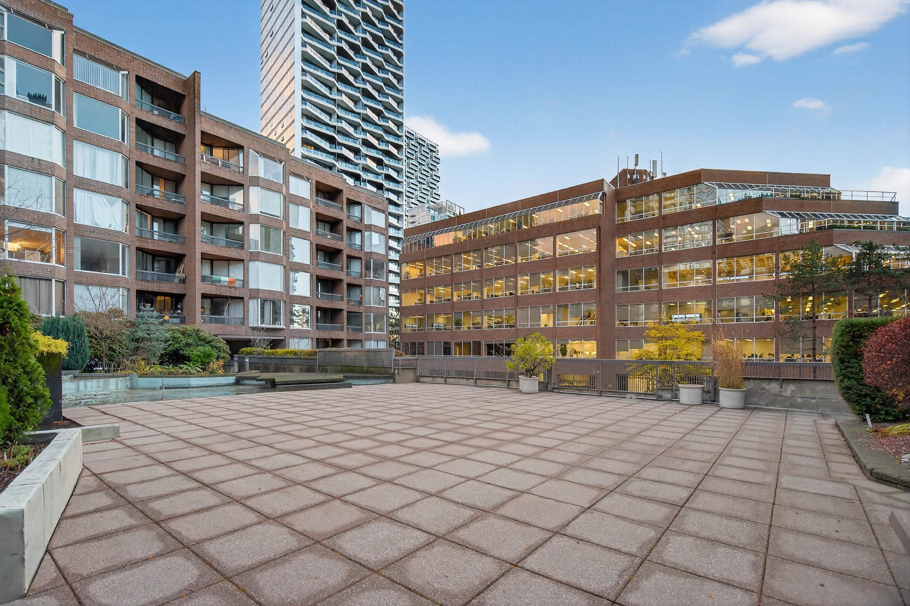 902 950 DRAKE STREET Unit: 902