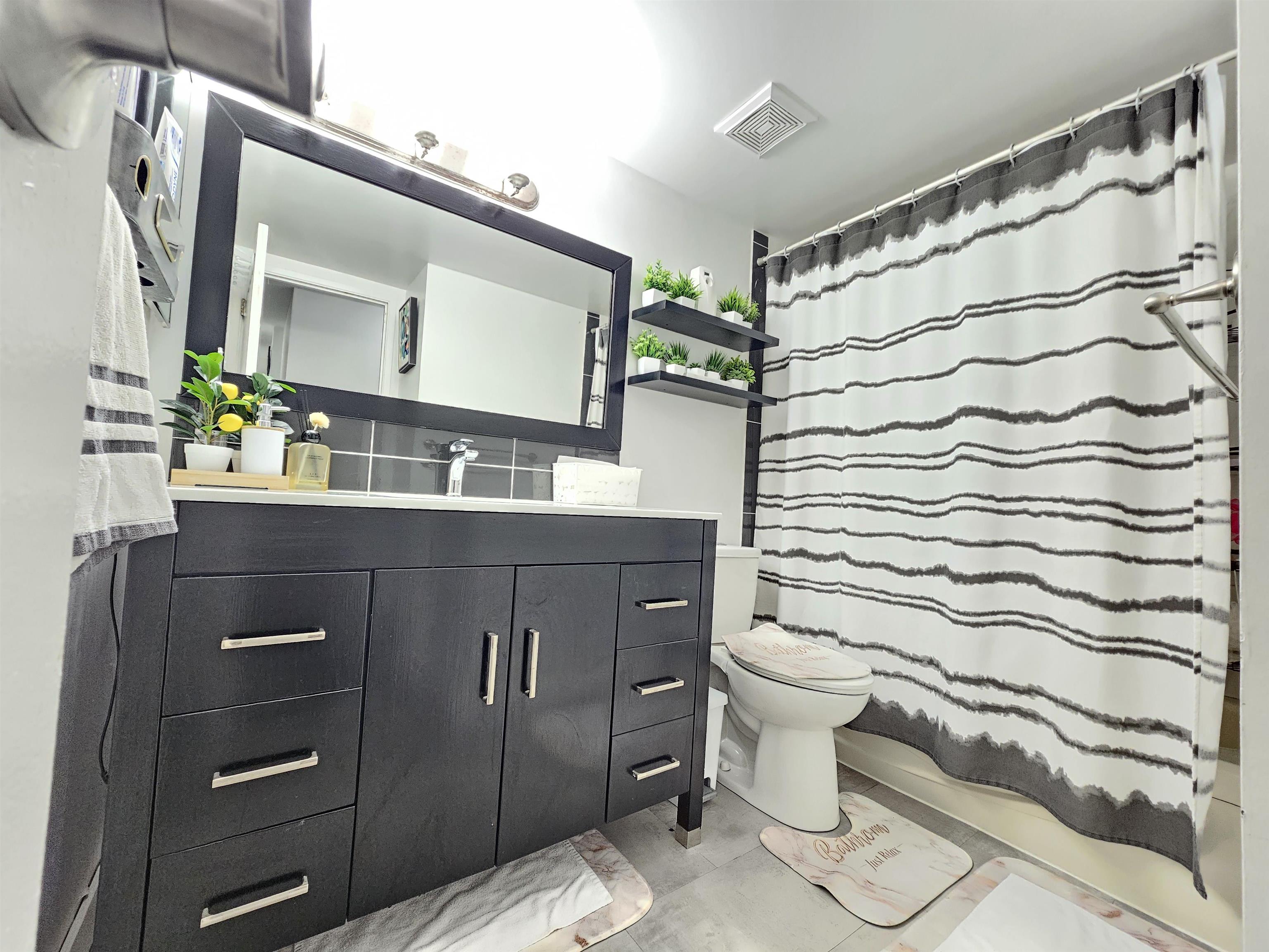 206 10698 151A STREET Unit: 206