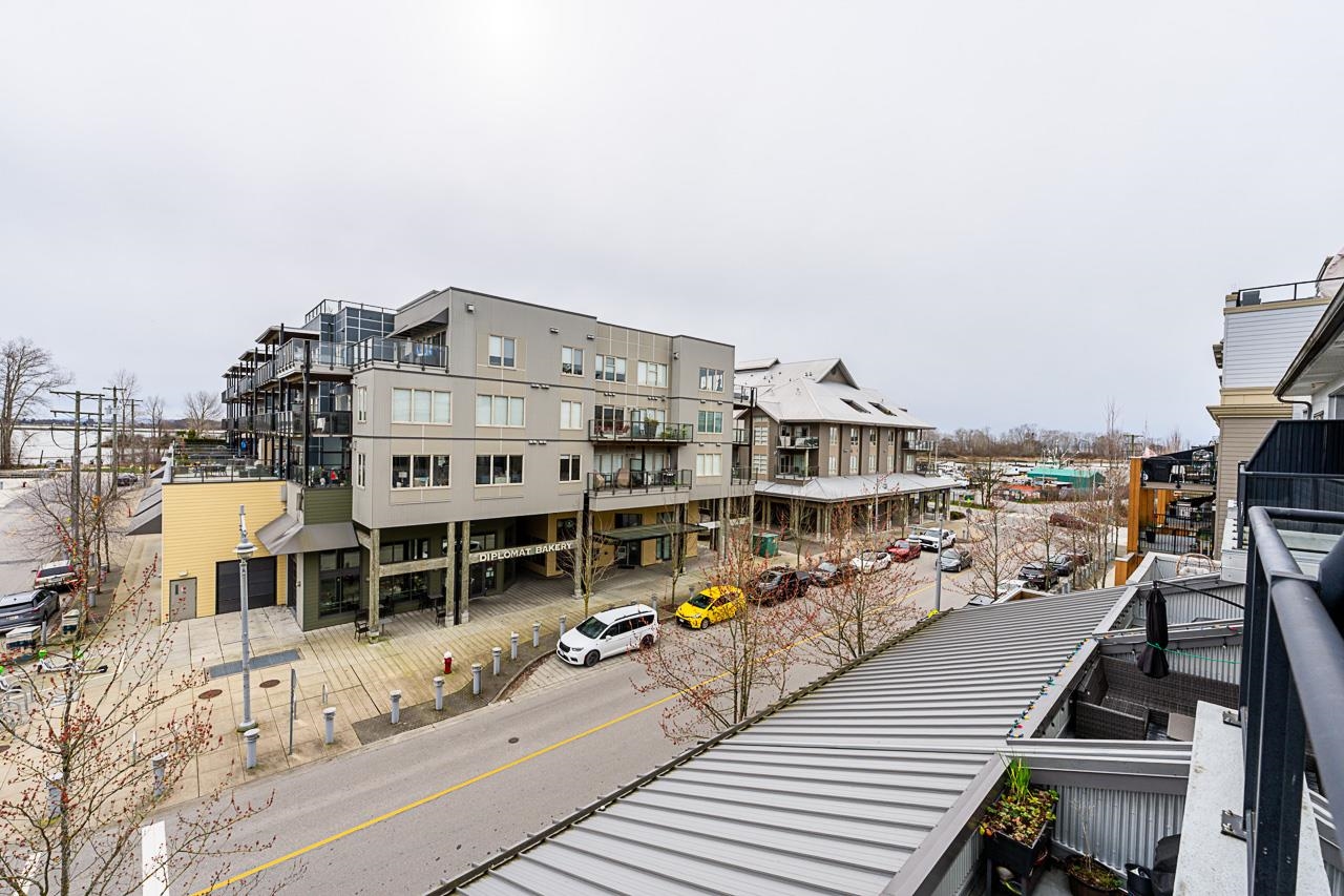 220 6111 LONDON ROAD Unit: 220