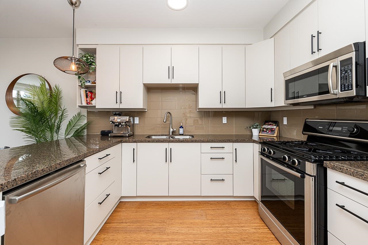 220 6111 LONDON ROAD Unit: 220