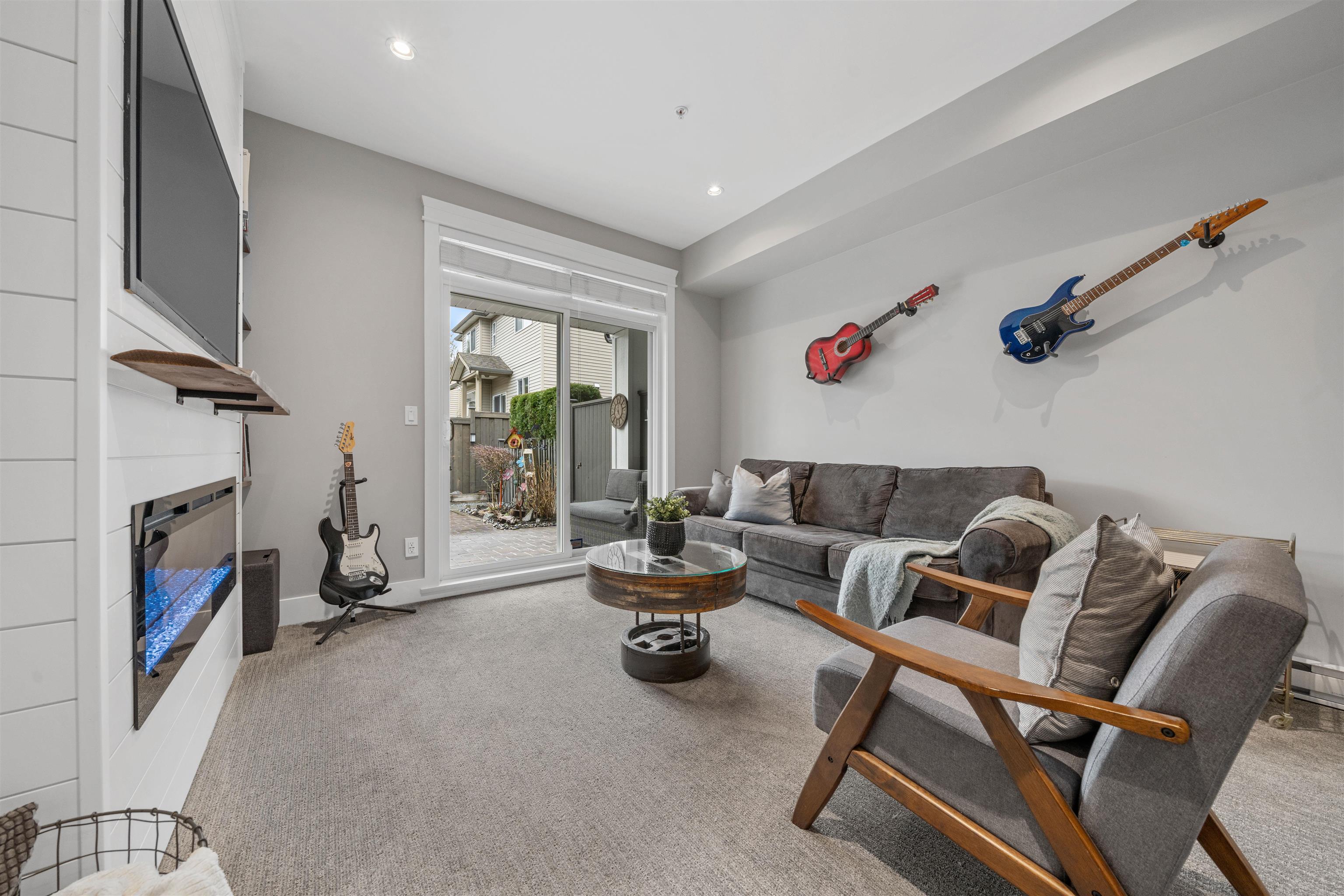 15 11461 236 STREET Unit: 15