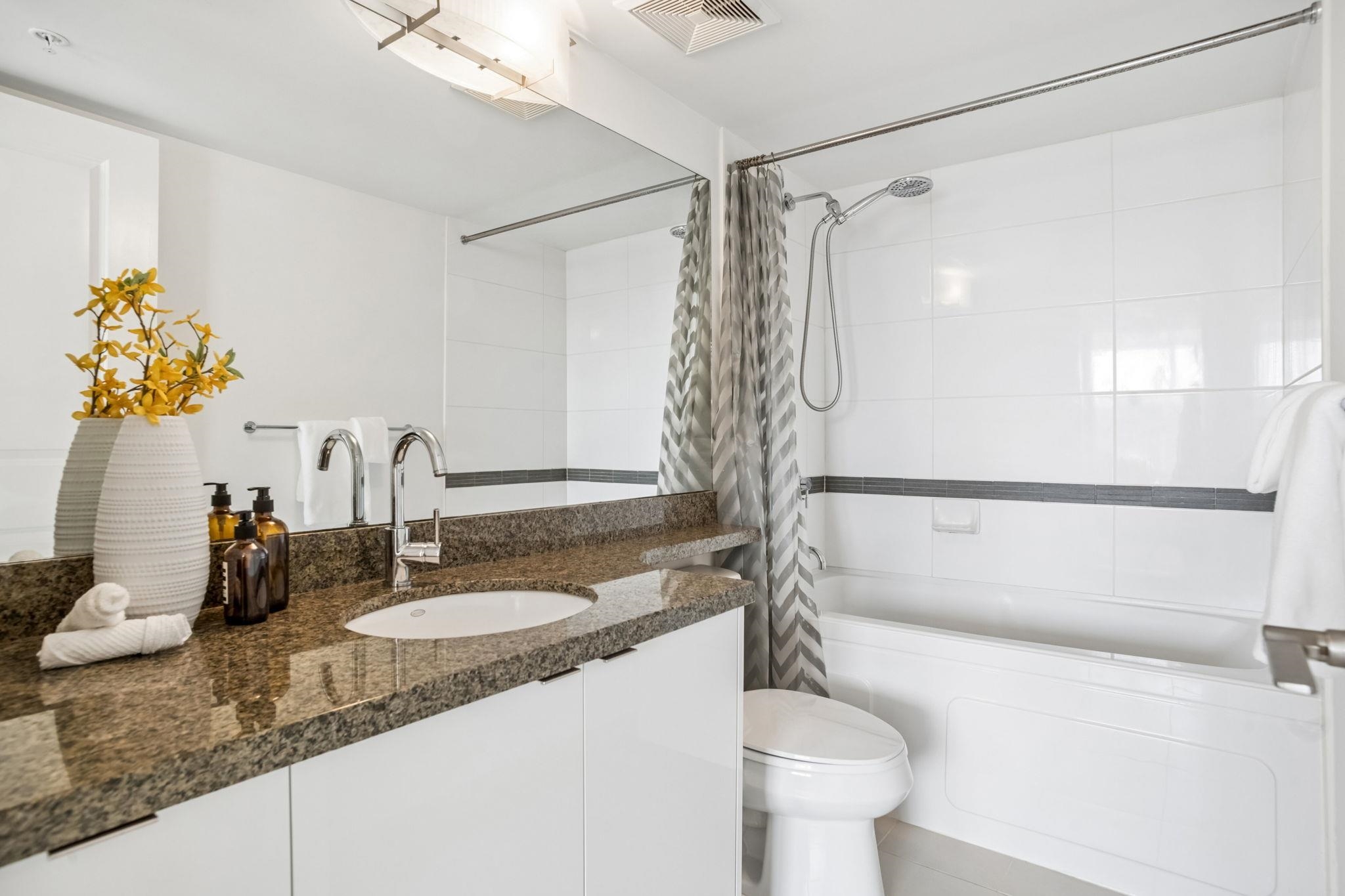 1805 6068 NO. 3 ROAD Unit: 1805